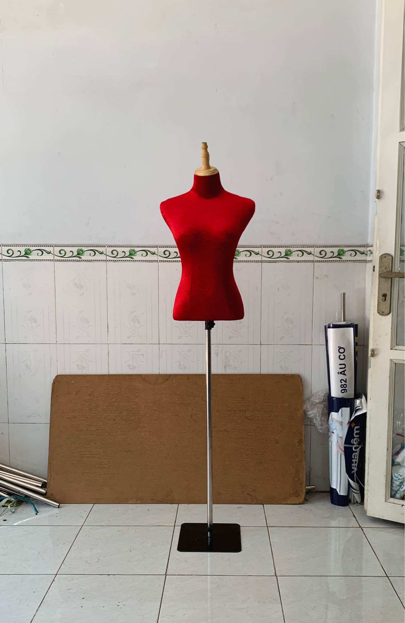 Manocanh bán thân nhung nữ đầu gỗ đế sắt