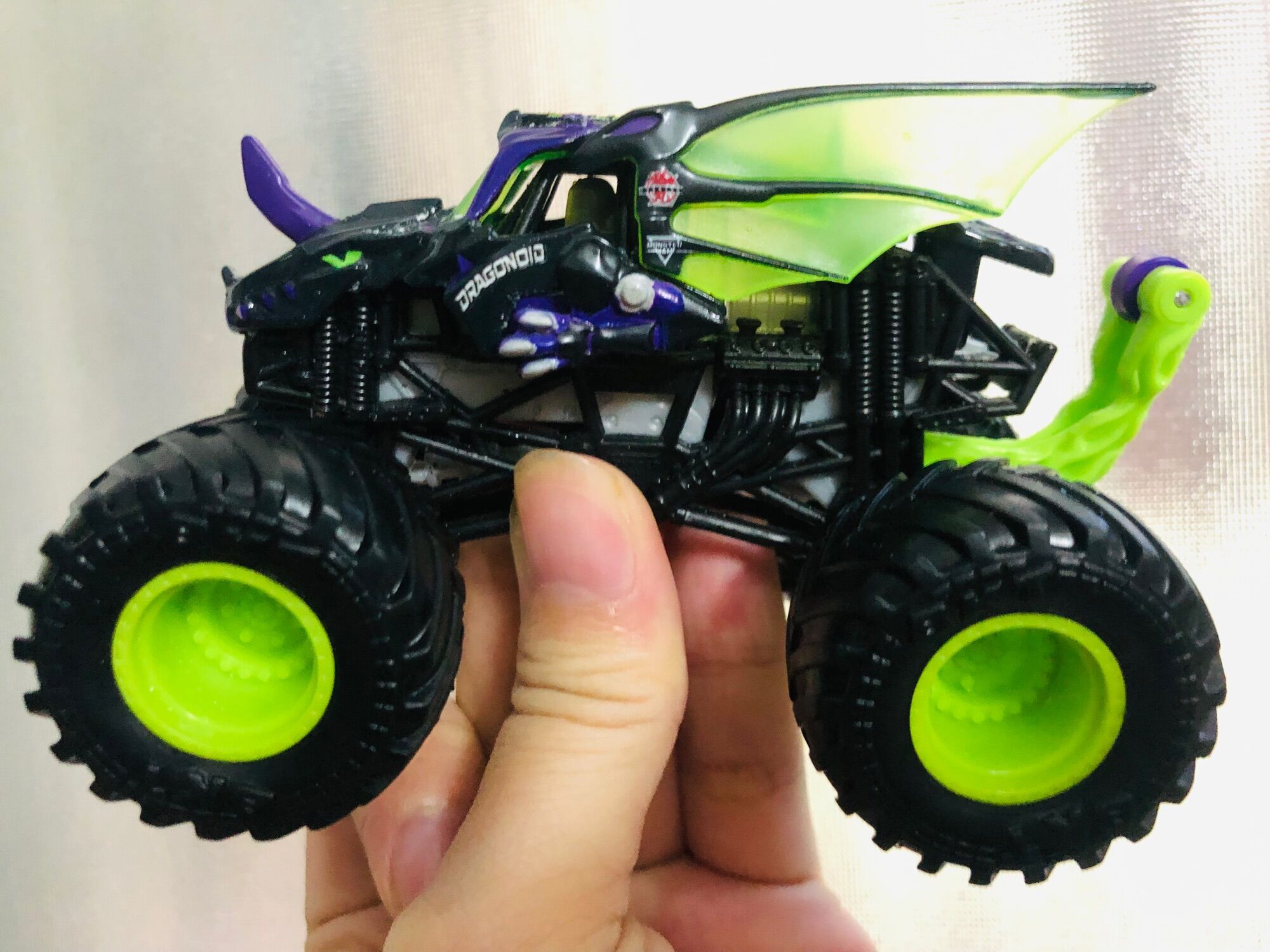 Xe Monster Jam màu tím xanh 1:64 cực đẹp