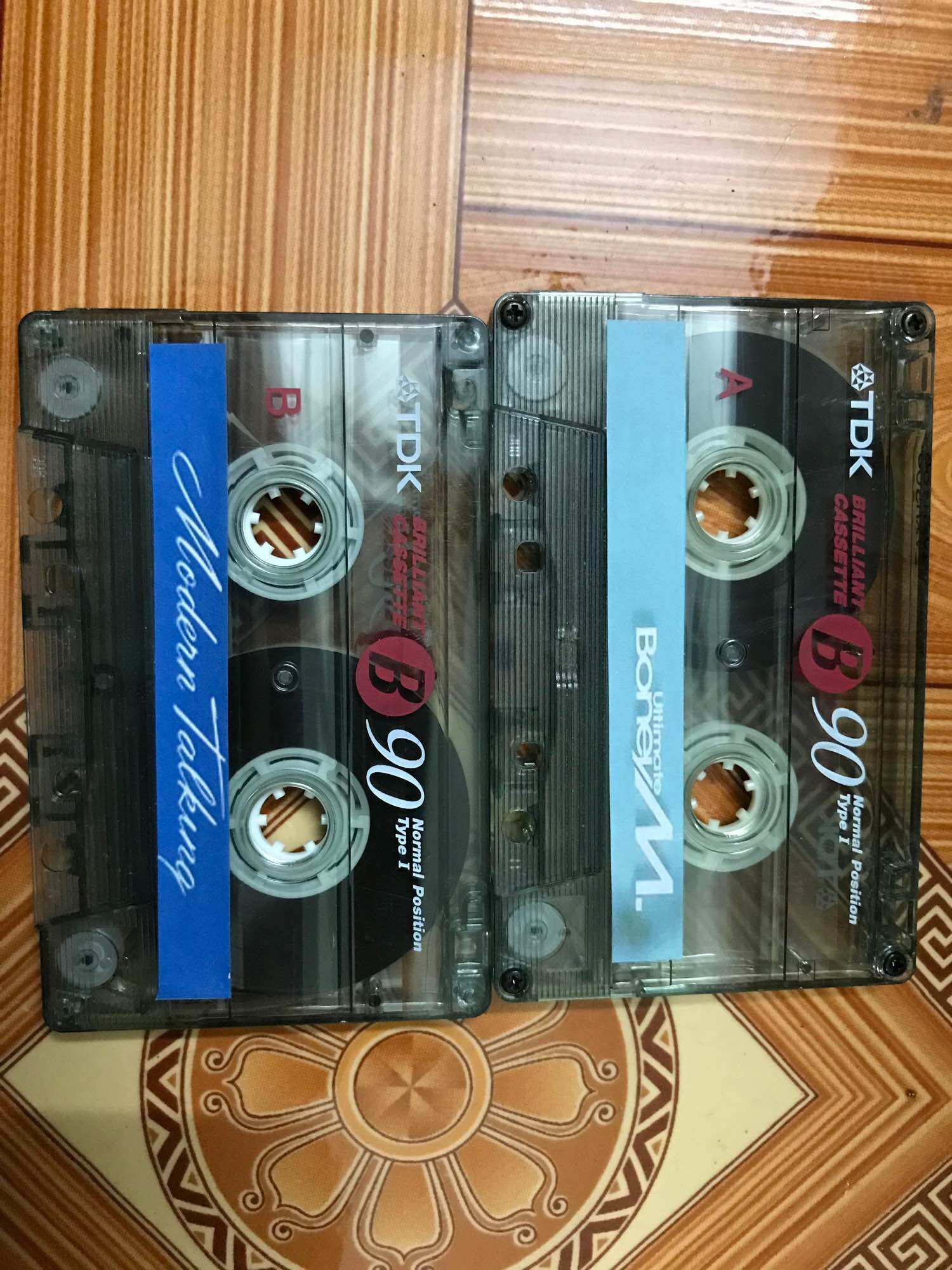 2 băng casette có nhạc Boney và Model Talking