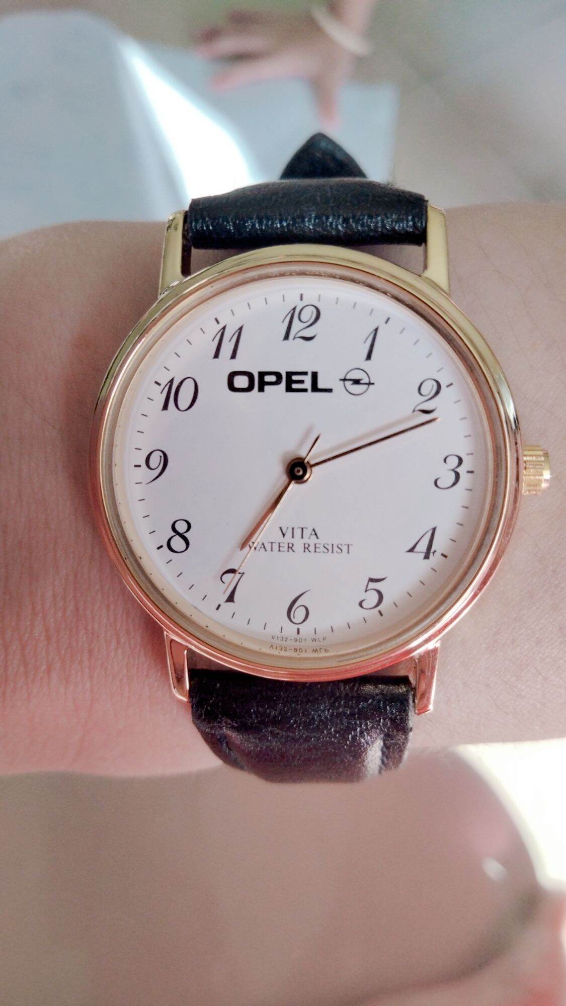 1 đồng hồ Nữ thương hiệu Opel nội địa Nhật.Mặt bọc vàng, size mặt 30-31,5,cọc số học trò, dây khoá zin theo đồng hồ.Độ mới 95%.