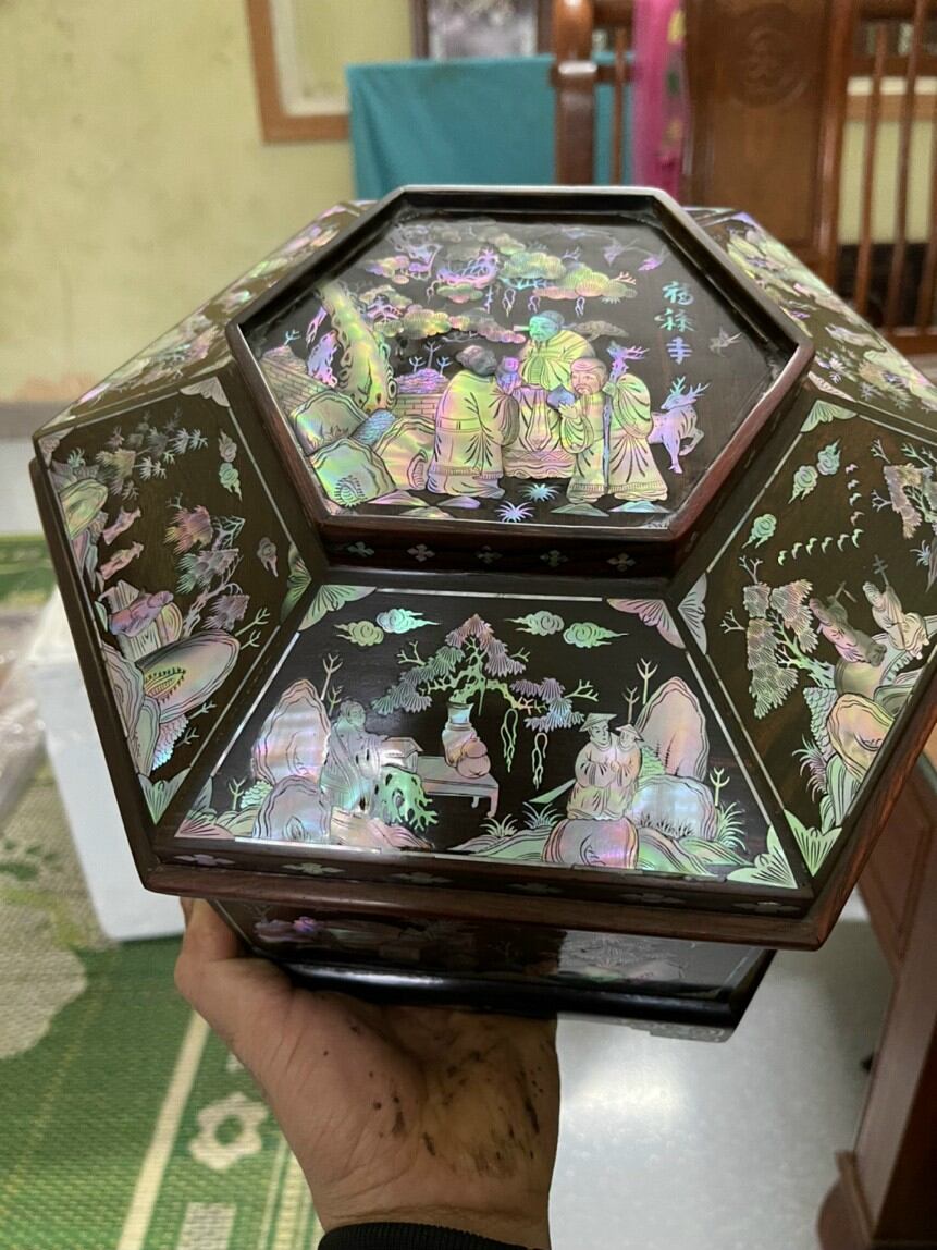 Tráp lục lăng gỗ trắc khảm ốc đẹp