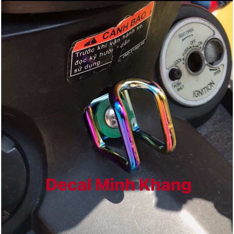 MÓC TREO ĐỒ INOX/ XI TITAN dành cho mọi loại xe máy ,moto, xe đạp Giá 17,000 Đồng*Miễn phí vận chuyển