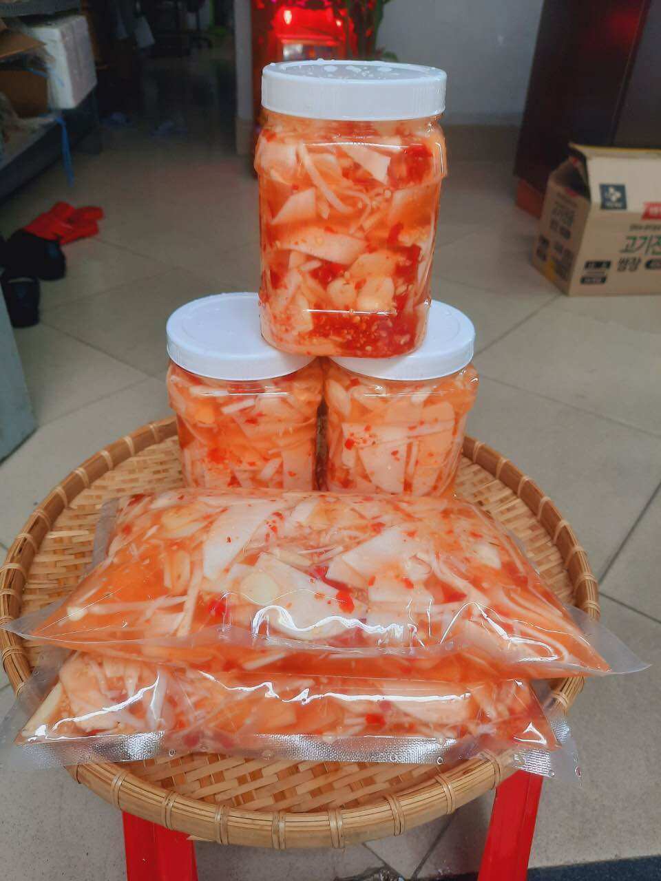 Măng ngâm tỏi ớt (hộp 1kg gồm nước ngâm)