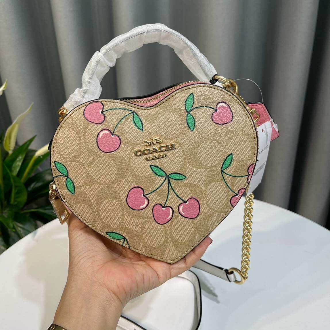 Túi c0ach trái tim xinh xắn, chất liệu da thật phối canvas rất mềm mại và bền bỉ,