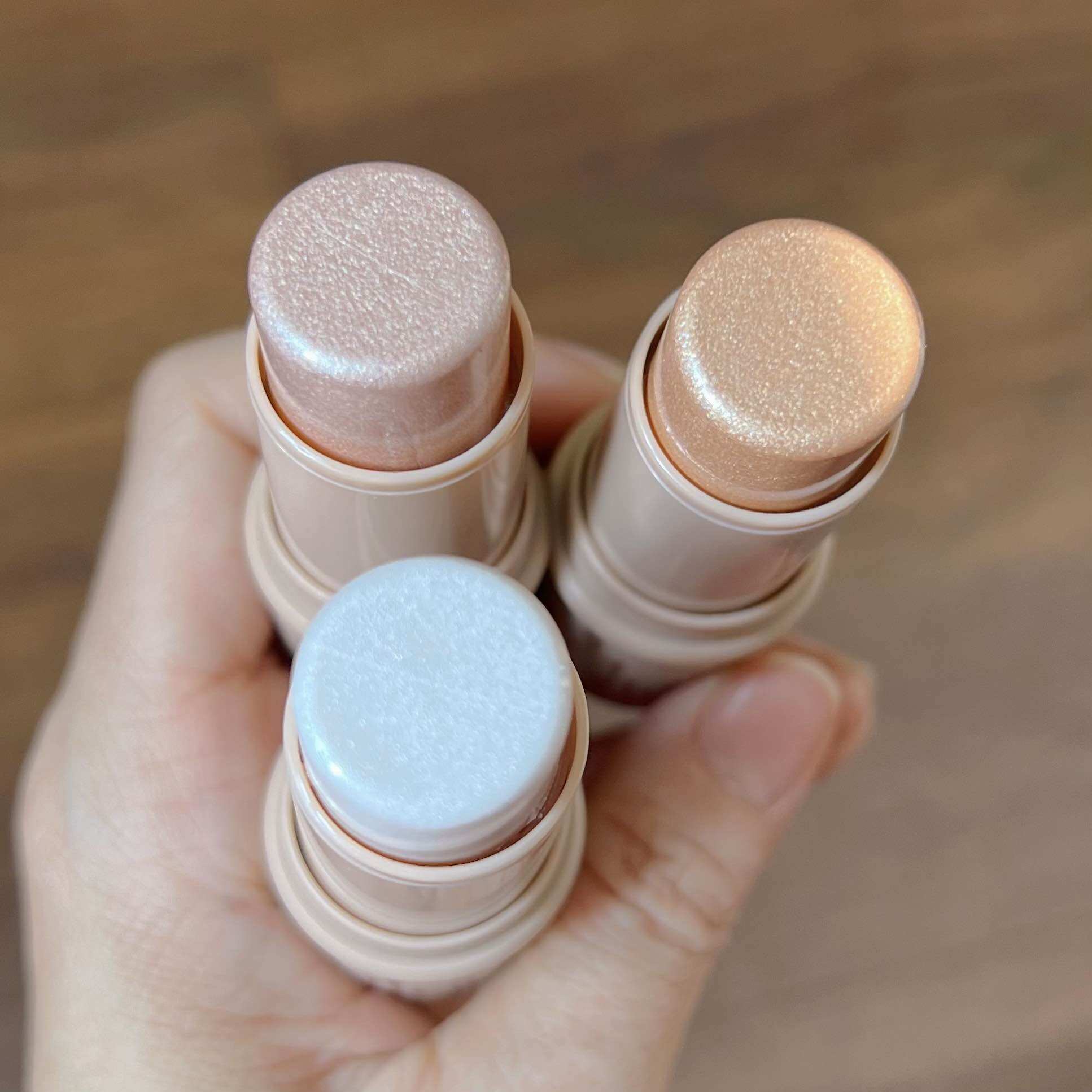 Thỏi Nhũ Bắt Sáng Căng Bóng HelloKiss Stick 6g