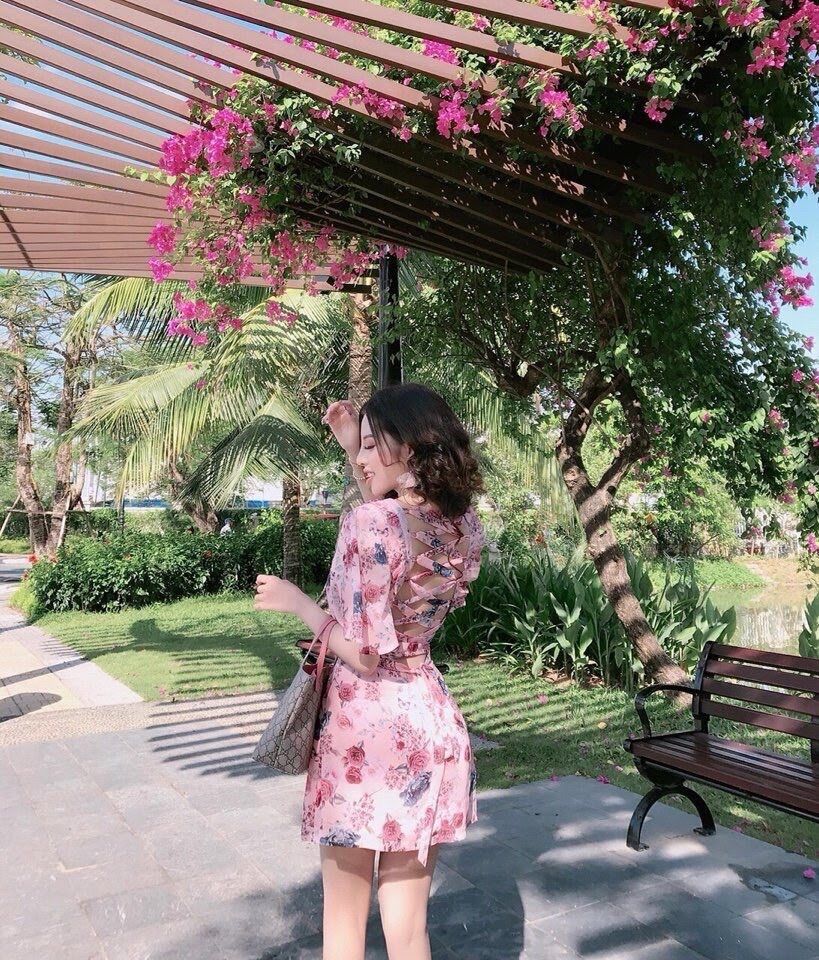Đầm hoa hở lưng đan dây