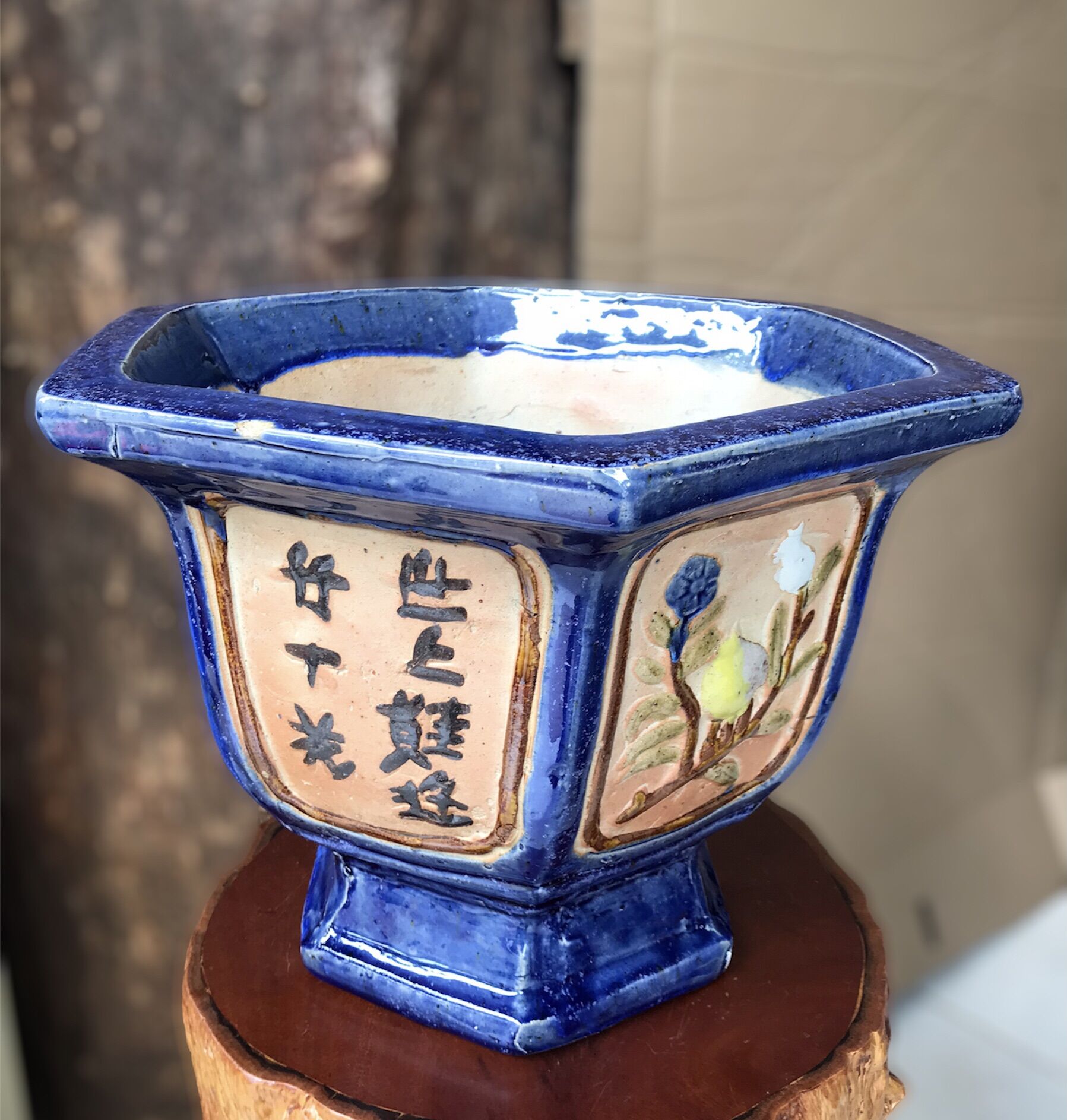 Chậu sứ trồng cây giả cổ.