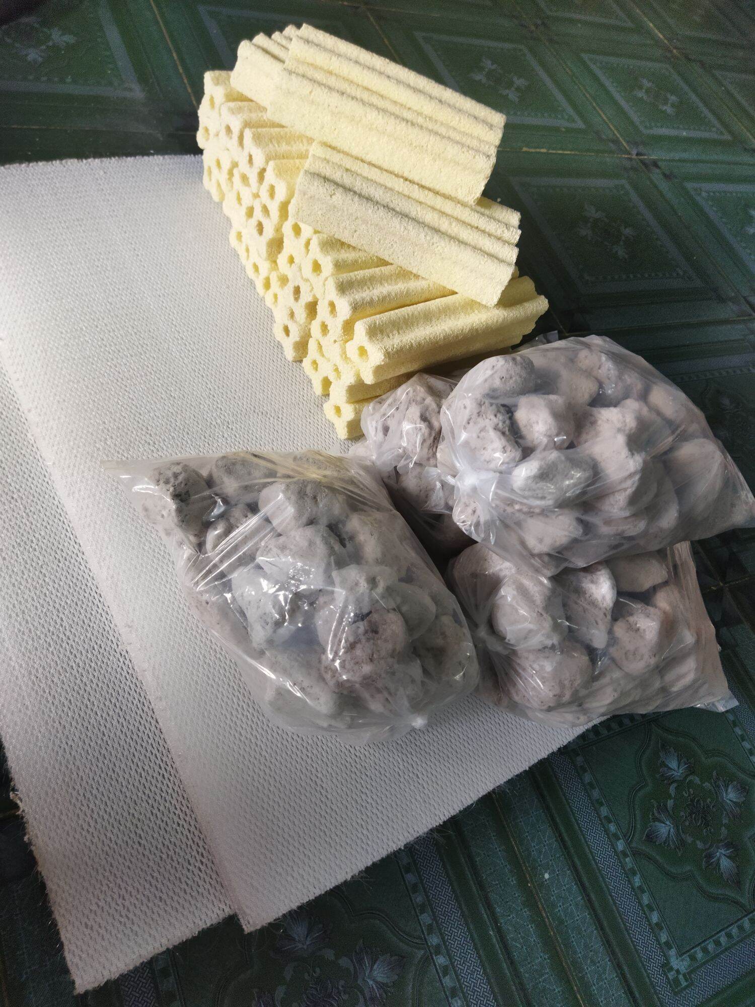 Combo vật liệu lọc gồm: 2 Tấm lọc + Sứ+ Đá lông vũ , miếng mút đen , hay nham thạch, hoặc San hô)