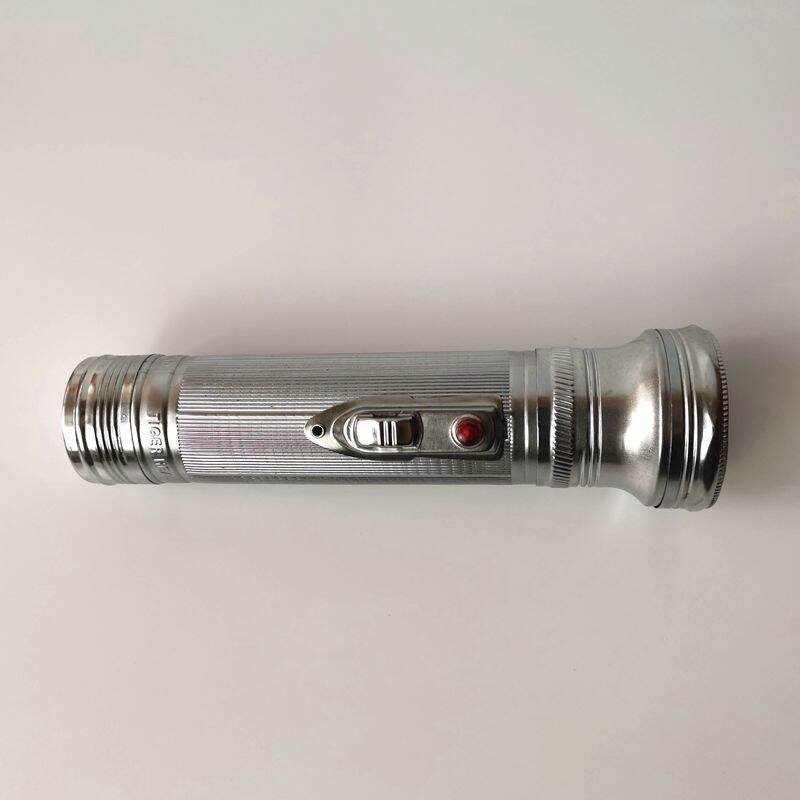 Đèn pin vỏ sắt xưa cũ