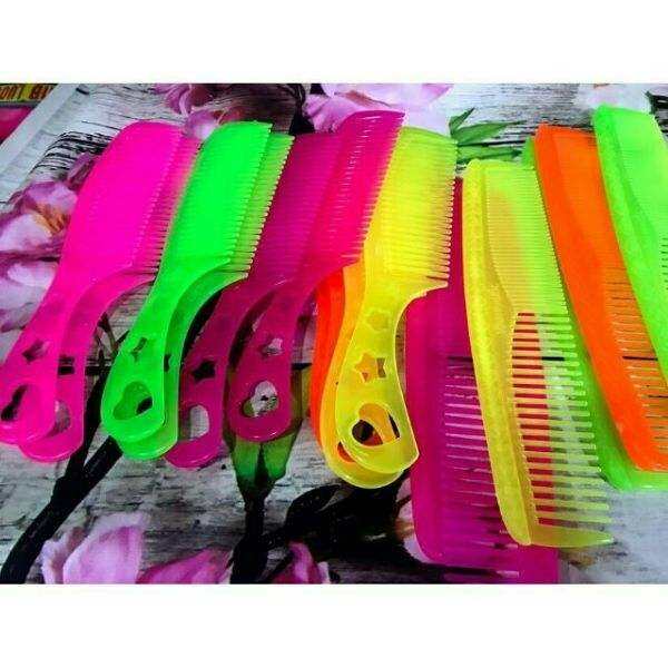 1 cái lược chải tóc