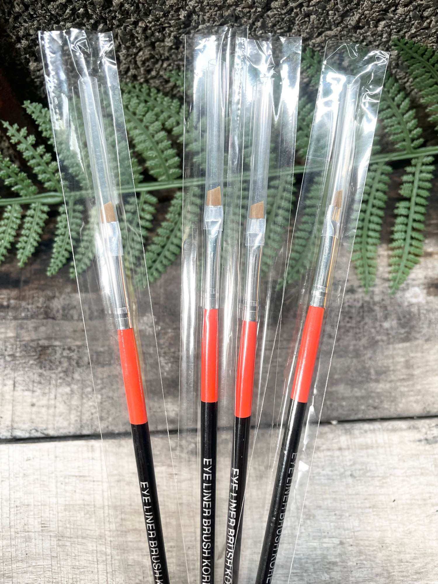 Cọ eyeliner siêu mảnh