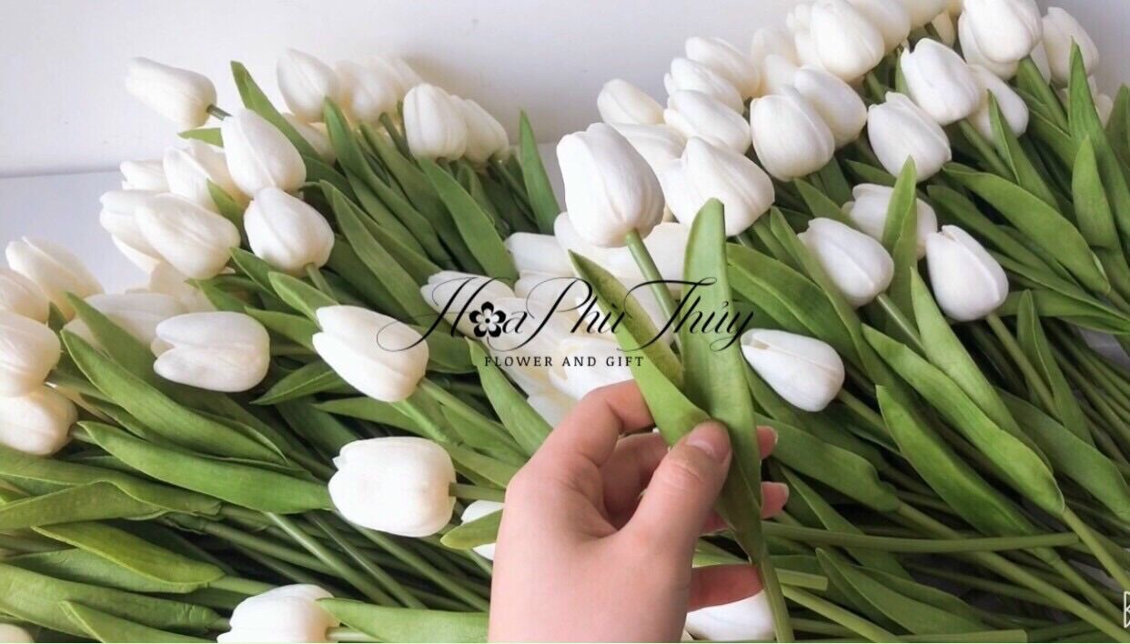 Hoa tulip cài tóc cô dâu