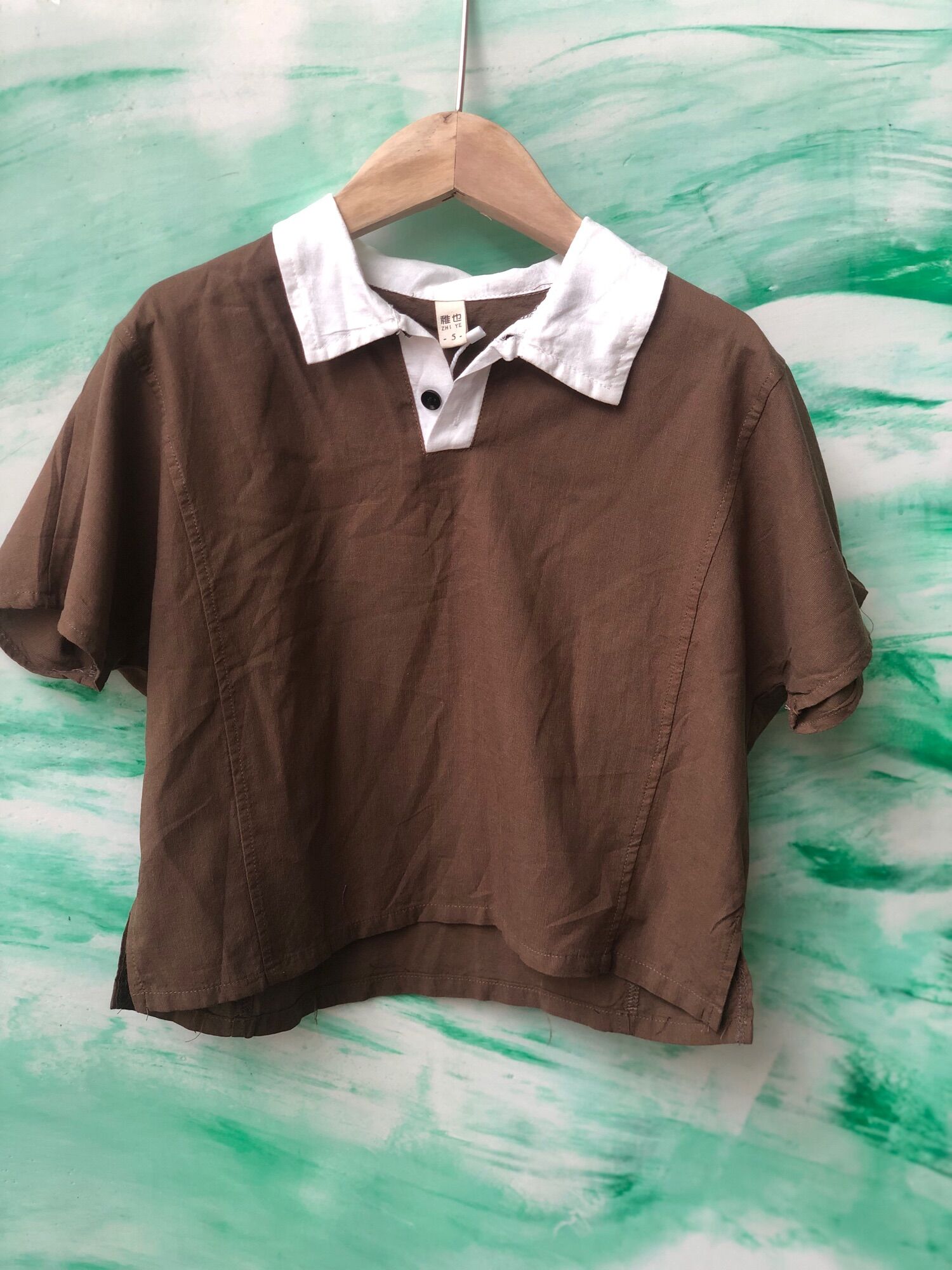 Áo nâu cổ trắng phong cách Hàn bé trái