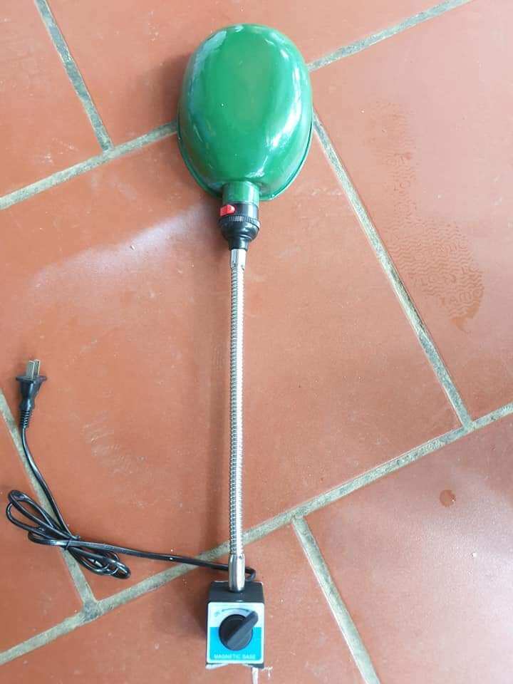 Đèn chụp có đế từ, có công tắc tắt mở từ.