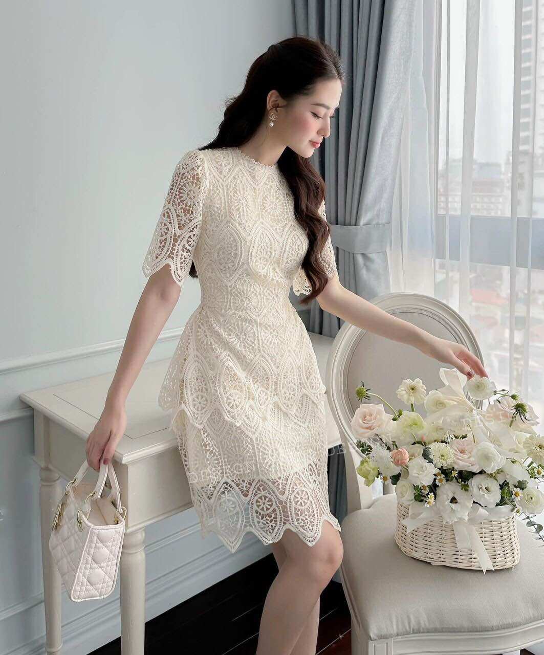 Đầm ren dự tiệc cổ tròn xinh xắn