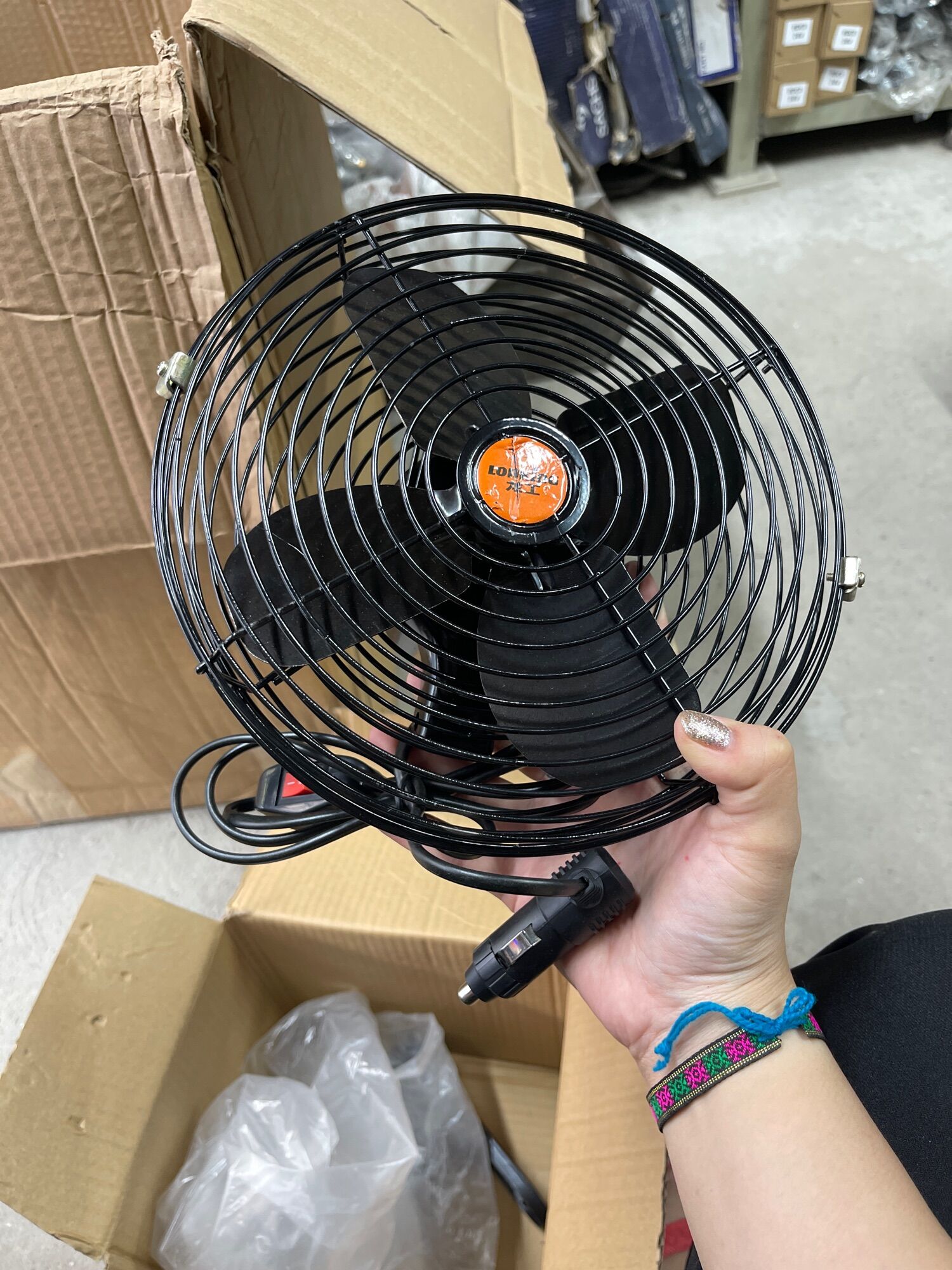 Quạt kẹp lồng sắt cánh sắt màu đen 12v hoặc 24v kẹp treo trên ô tô xe hơi 22cm