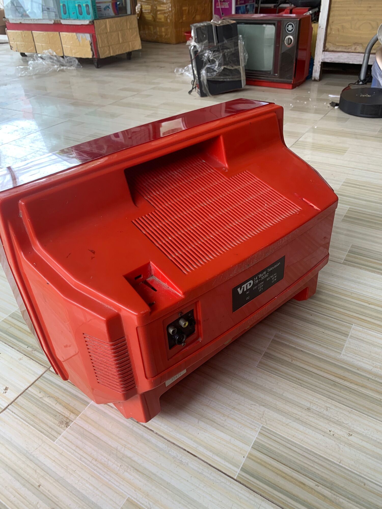 Tivi đỏ xưa trưng bày 14in
