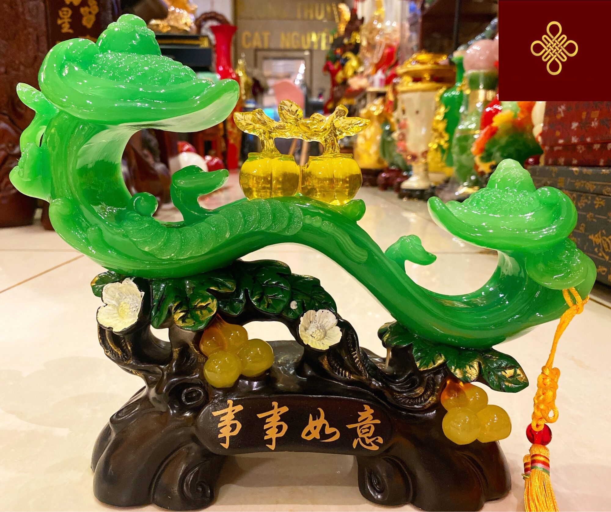 Tượng gậy như ý bên quả táo và trái hồ lô phong thuỷ màu xanh ngọc