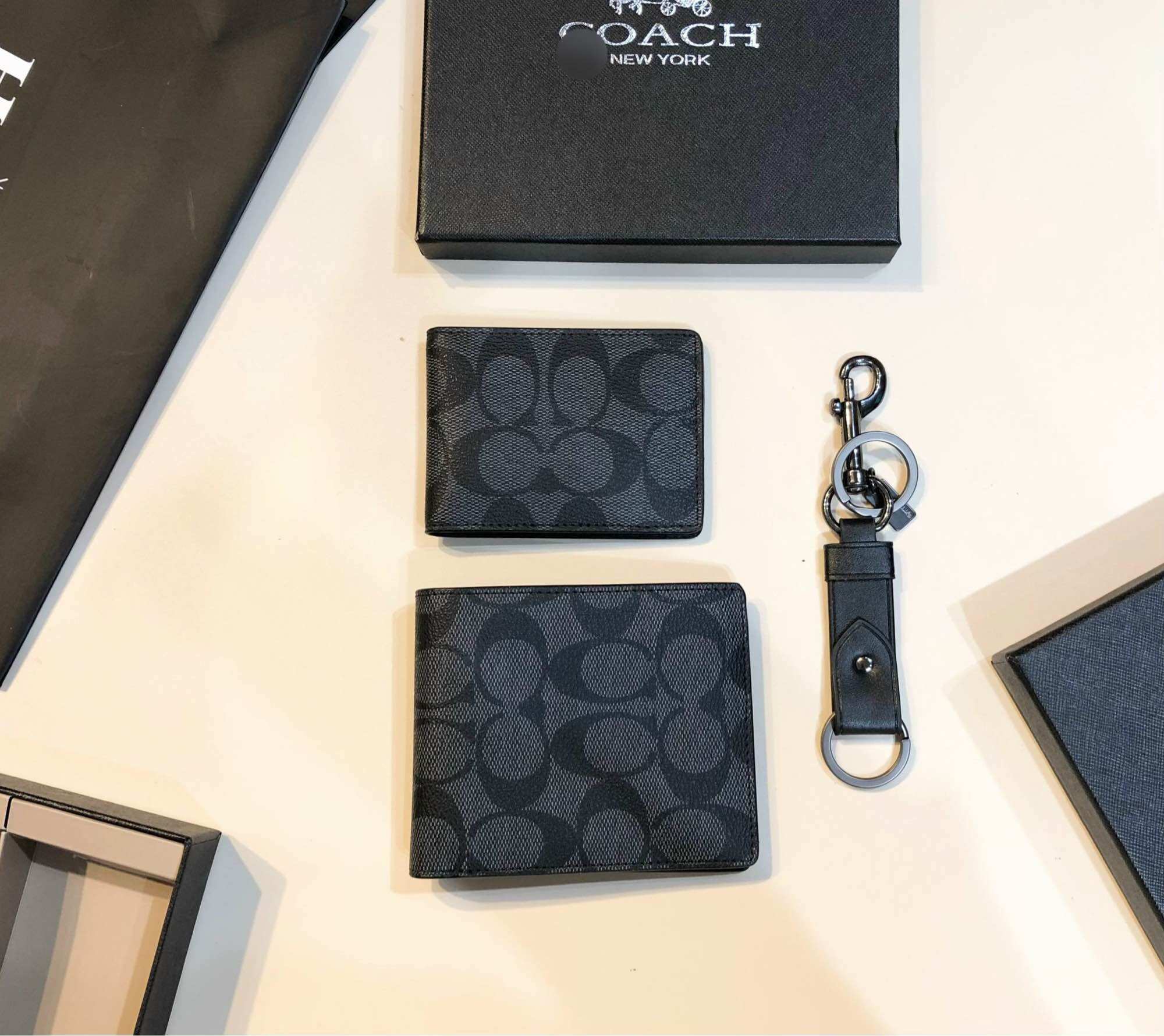 Ví C0ach nam full box tặng kèm móc khoá