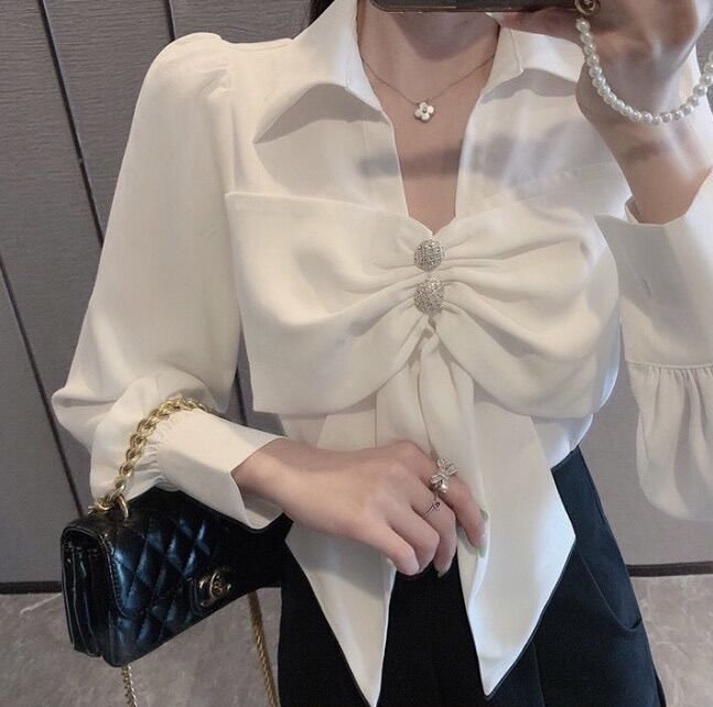 Áo sơ mi cổ chữ V nơ kiểu xinh xắn.