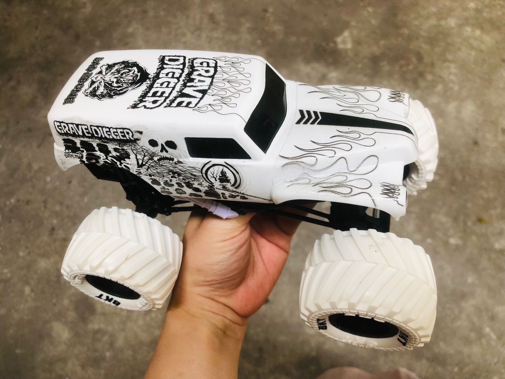 Xe Monster Jam mẫu Grave Digger màu trắng size 1:24