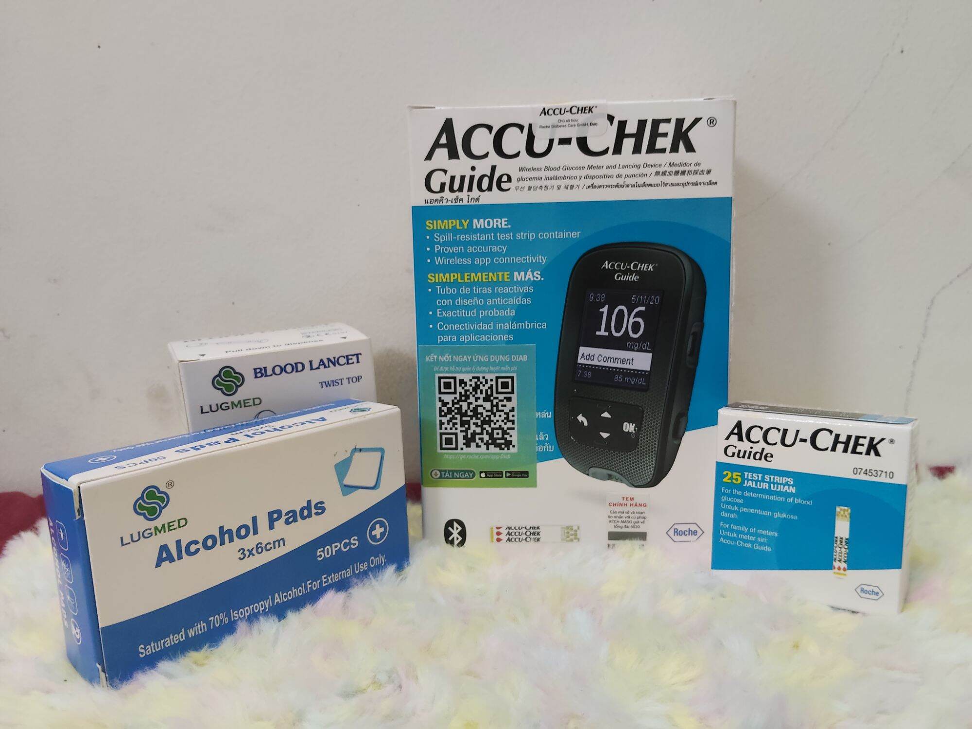 Đồng hồ đo đường huyết Accu-Chek Guide, hộp 106 que thử, hộp 25 que thử, hộp 50 miếng cồn lau, hộp 50 kim lấy máu.
