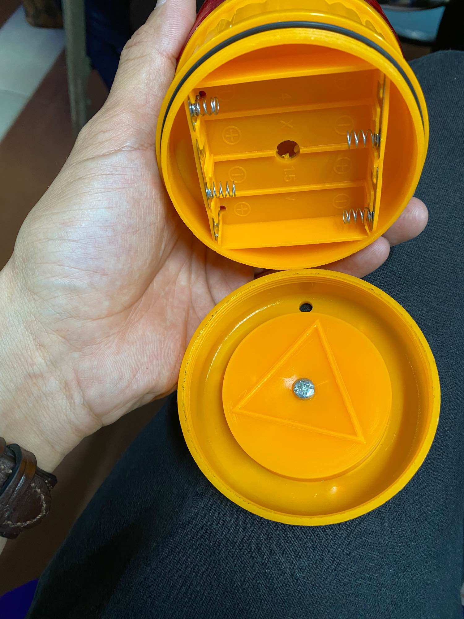 Đèn cảnh báo dùng 4 pin đế nam châm