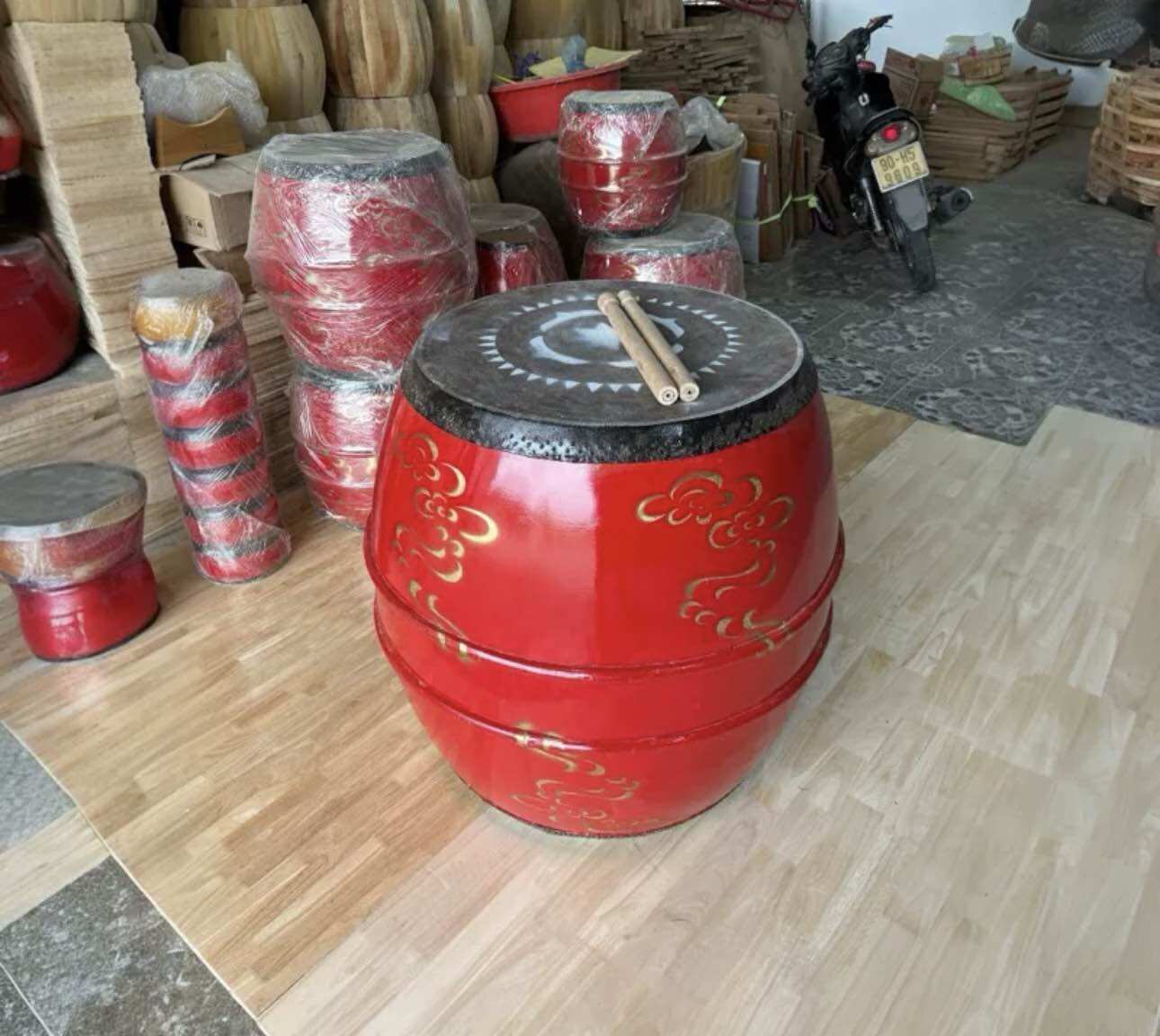 Trống trường học,trống đình chùa,mặt 60cm, cao 80cm,kèm 1 cặp dùi gõ trống.
