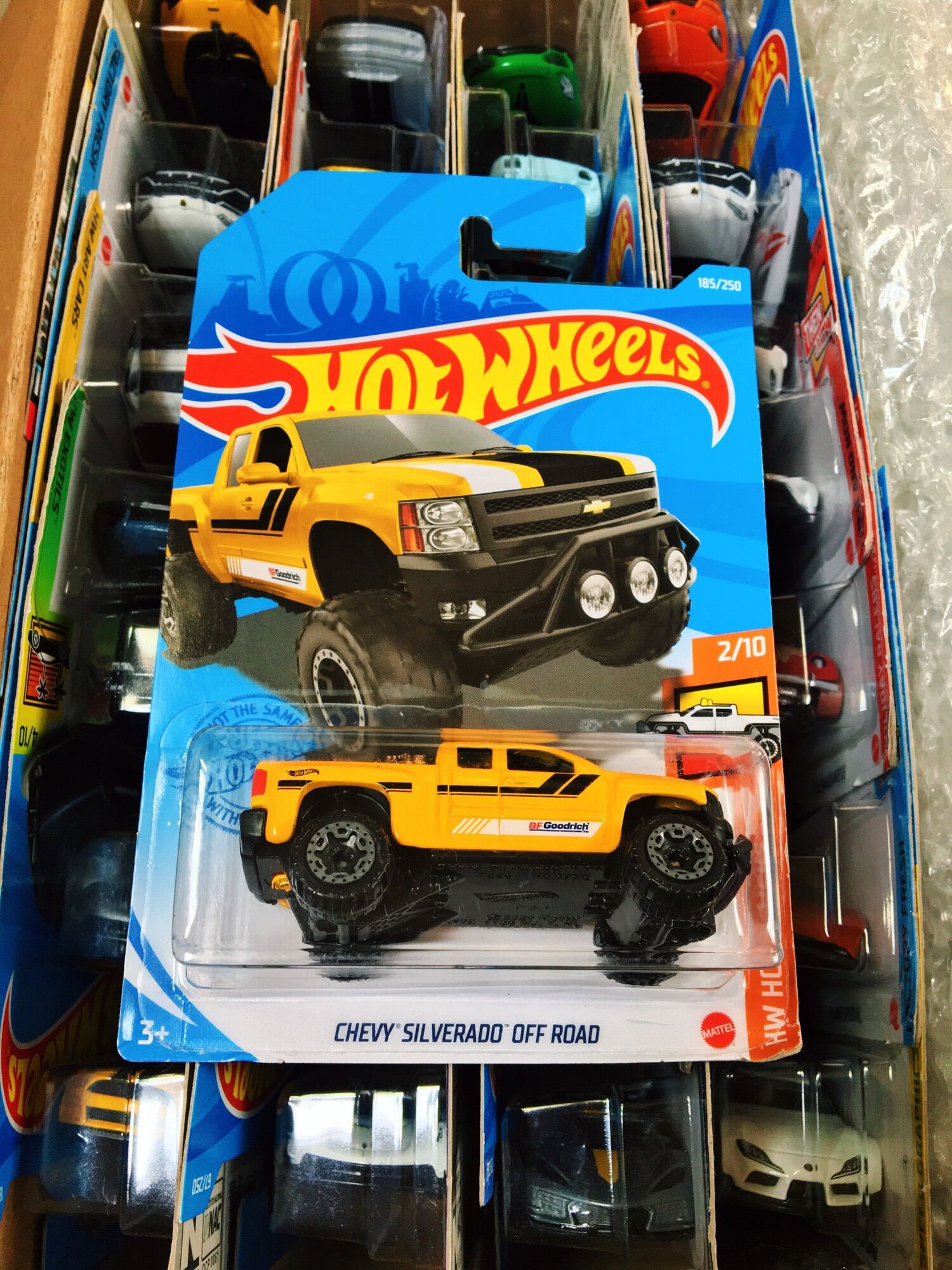 Xe mô hình hot wheels tỉ lệ 1:64 " " chevy silverado off road