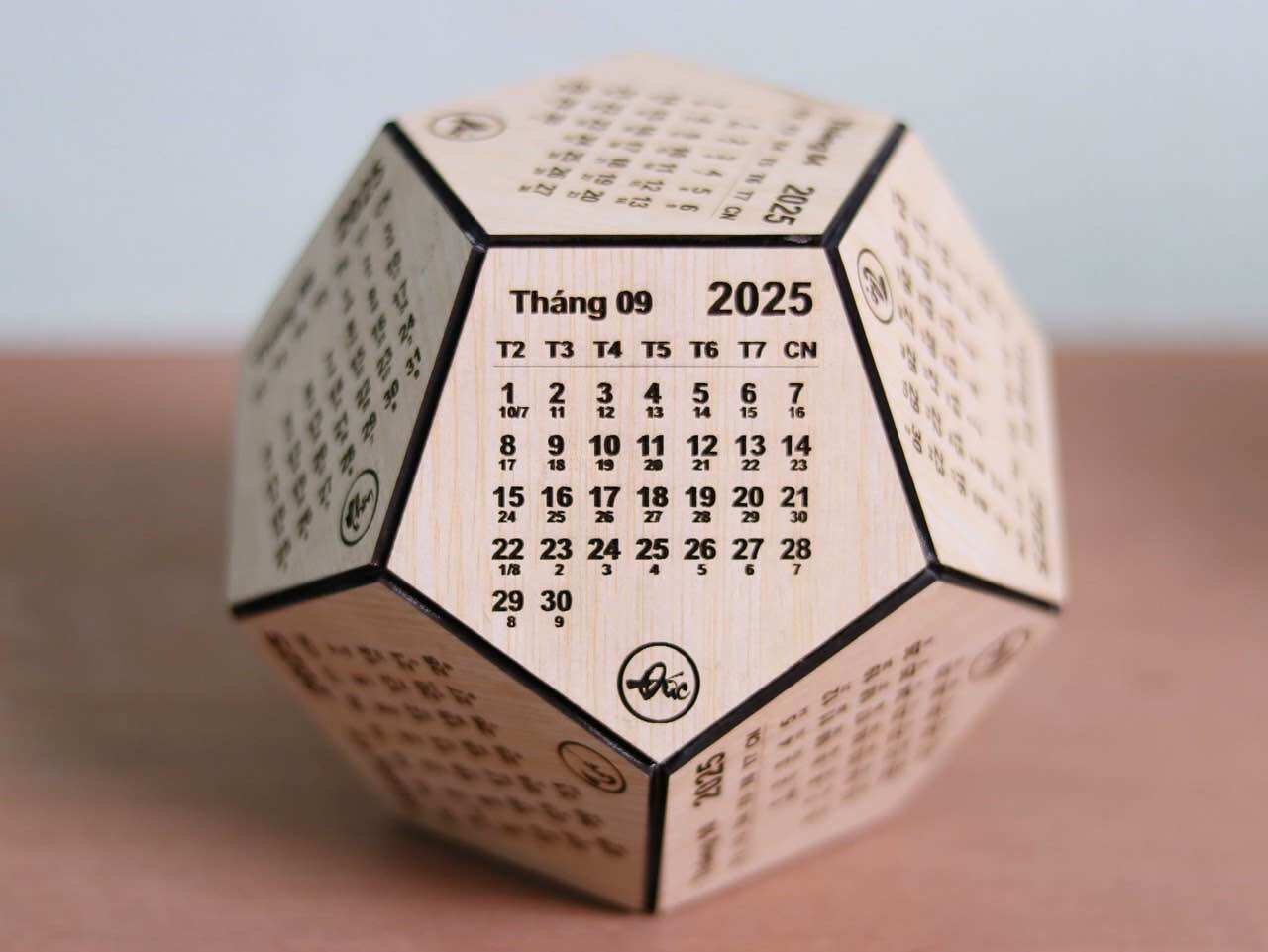 Lịch gỗ lục giác để bàn 12 tháng 2025 ( Lịch Âm kèm đế lịch + khắc chữ theo yêu cầu )