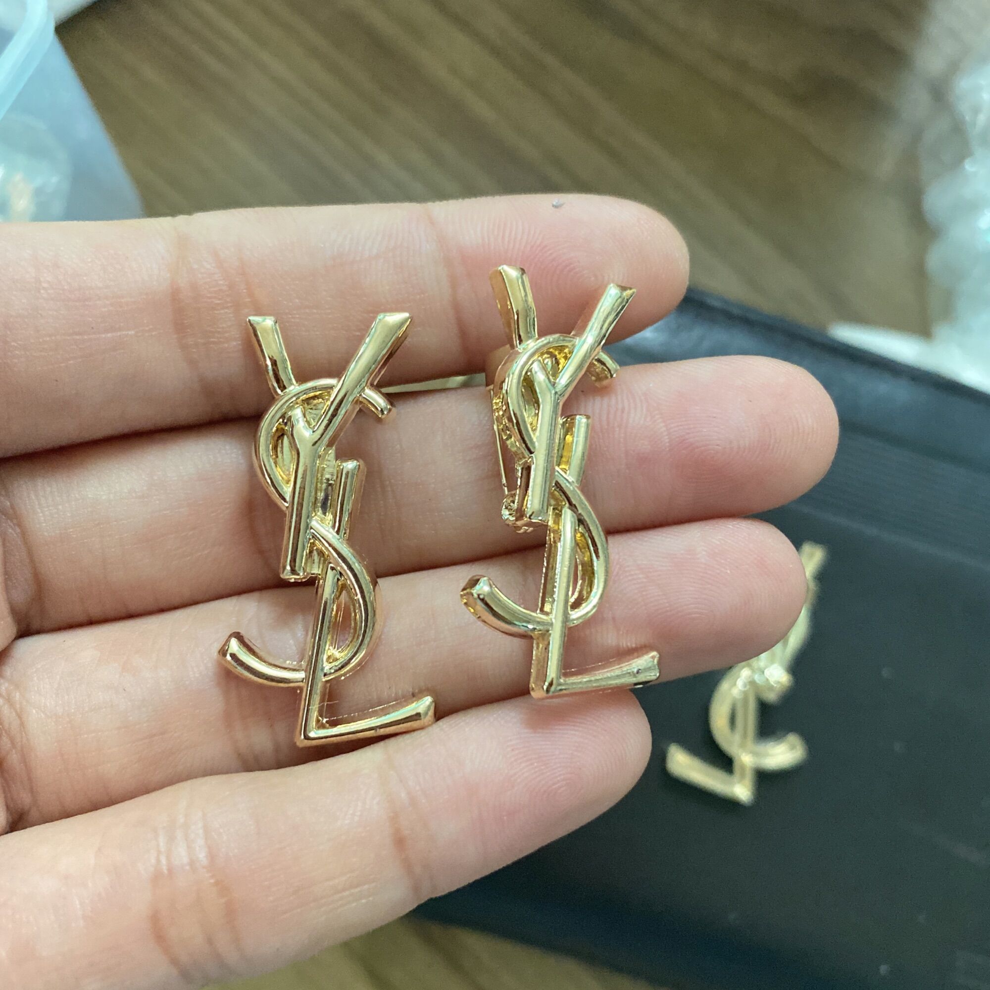 TAG CÀI YSLL CÓ GHIM CÀI size tầm 3cm