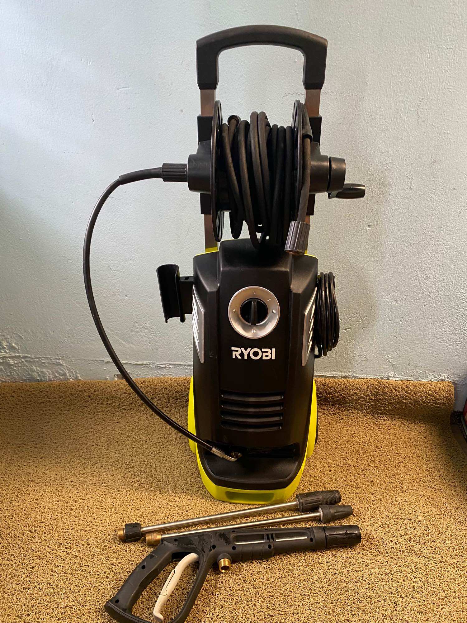 Máy rửa xe ryobi RPW170-G Tiết kiệm thời gian và năng lượng với máy rửa áp lực RYOBI 2500PSI. Cho dù bạn đang loại bỏ bụi bẩn từ sân, loại bỏ bụi bẩn đường, hoặc làm sạch bên ngoài ngôi nhà của bạn, máy giặt áp lực