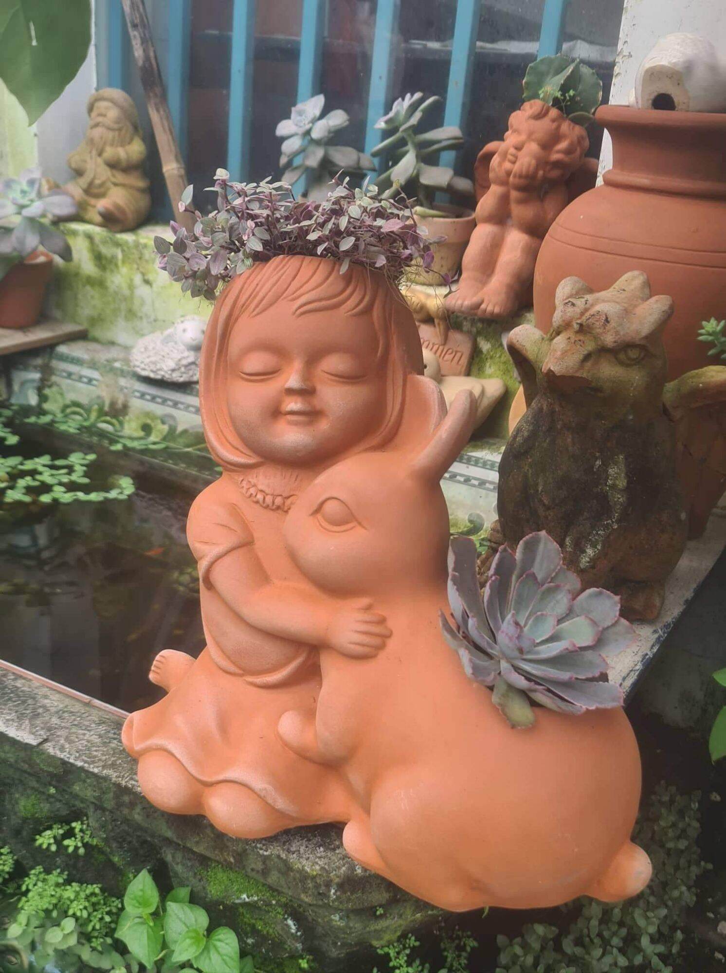 Chậu đất nung Bình Dương bé gái ôm thỏ