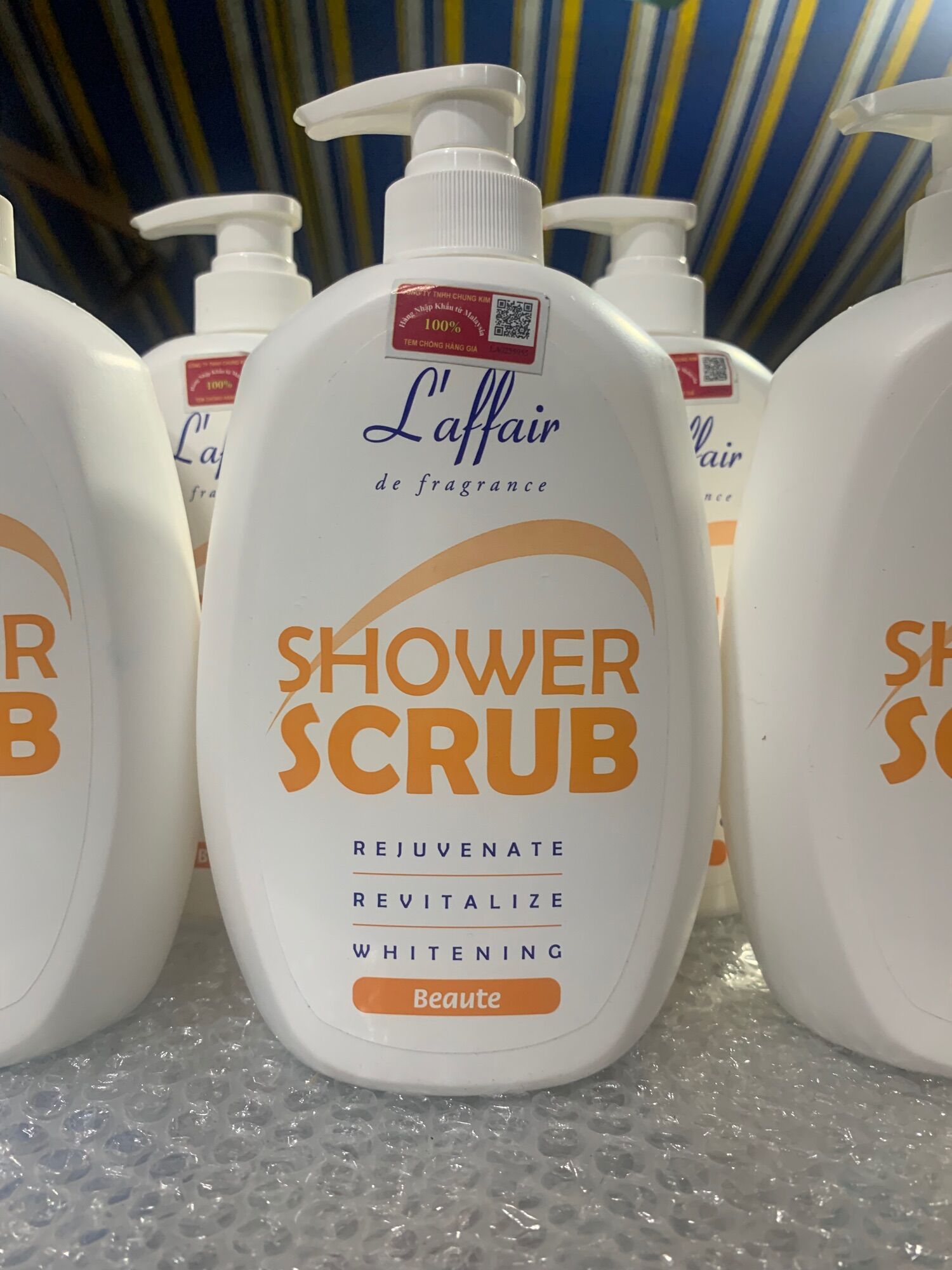 Sửa tắm L’affair shower SCRUB hương nước hoa , các hạt vitamin tinh thể tẩy tế bào chết 1000ml