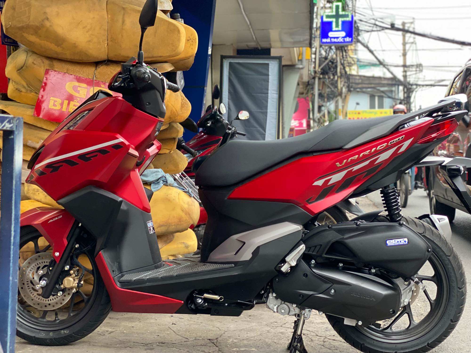 Tem Xe Vario 160 đỏ nhám hoa văn trắng đen-Tem vario nhám