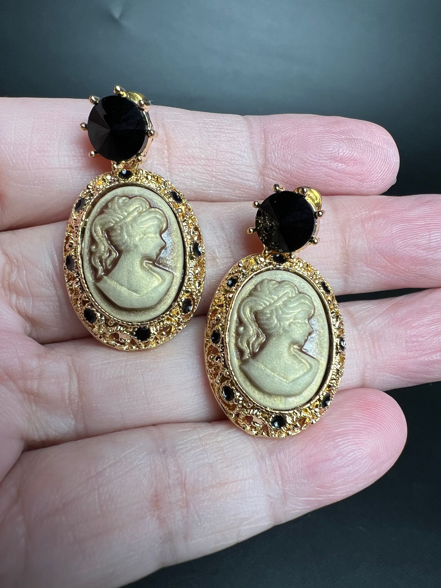 Hoa tai cameo nâu, dạng đuôi đẩy, độc lạ, hàng si nhật