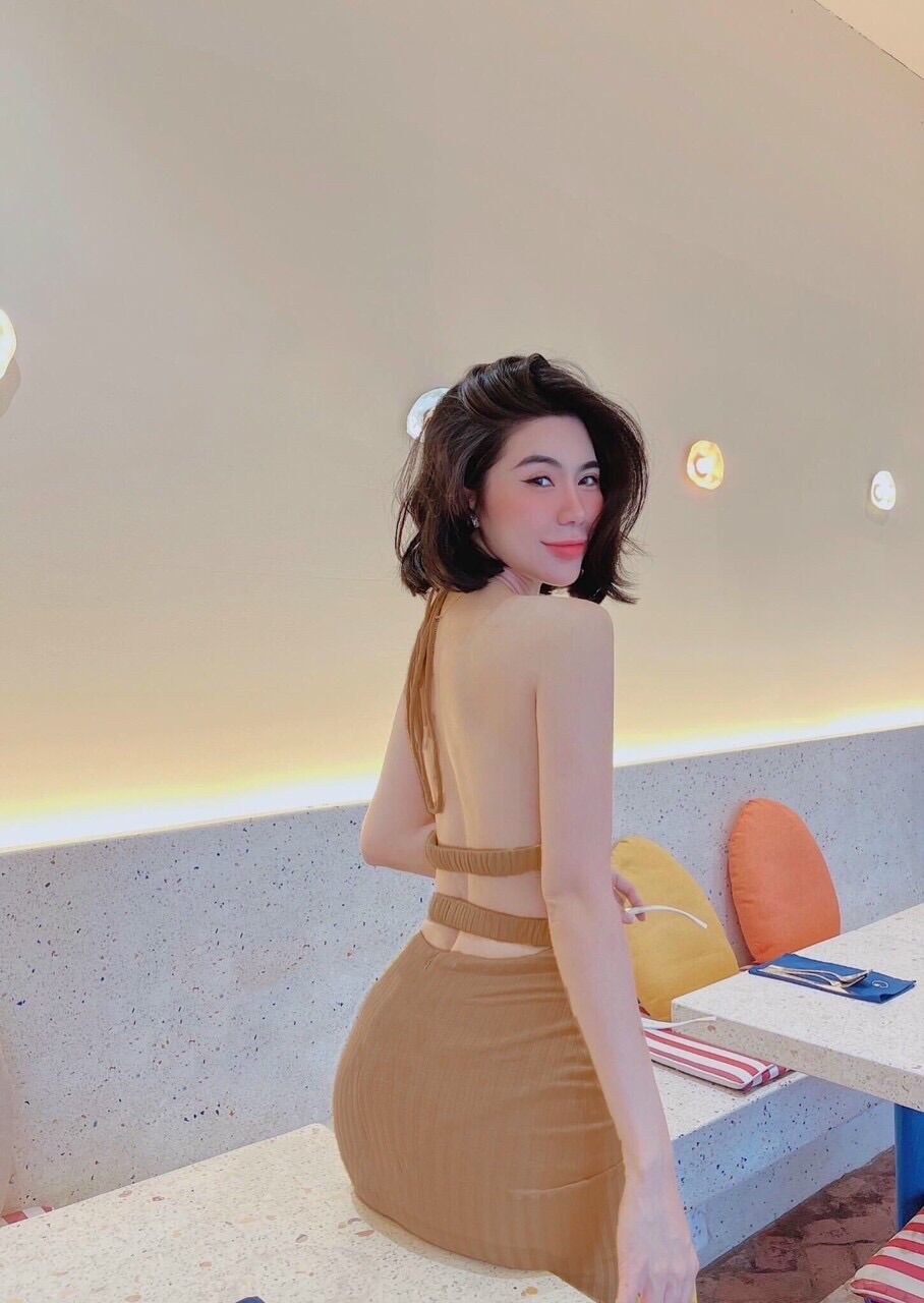 Đầm body cổ yếm hở lưng 04