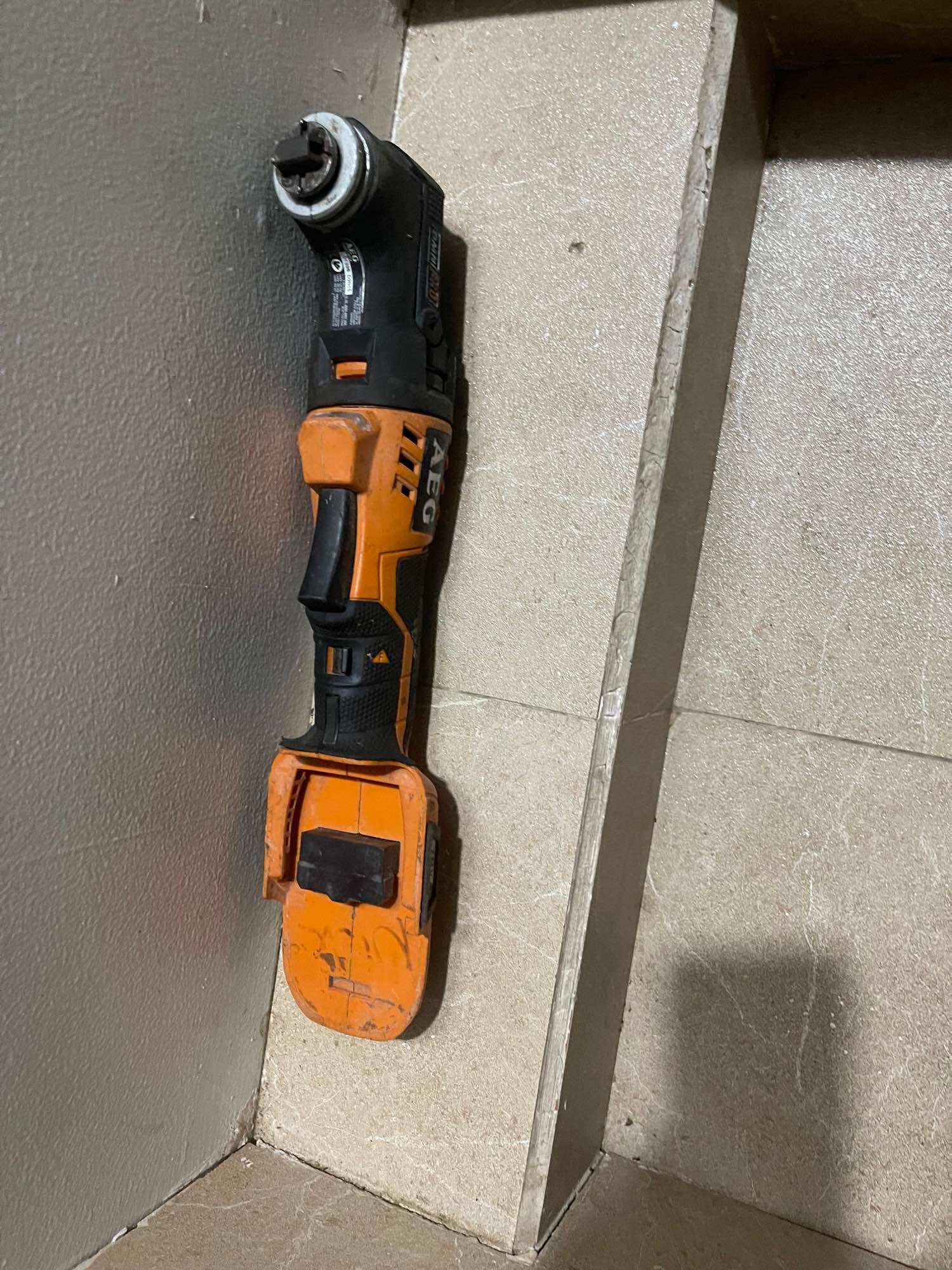 Cắt rung AEG 18v