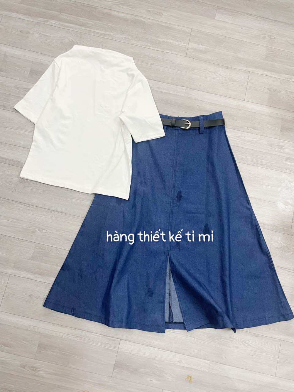 Set áo phông trắng basic mix chân váy jeans xanh kèm belt