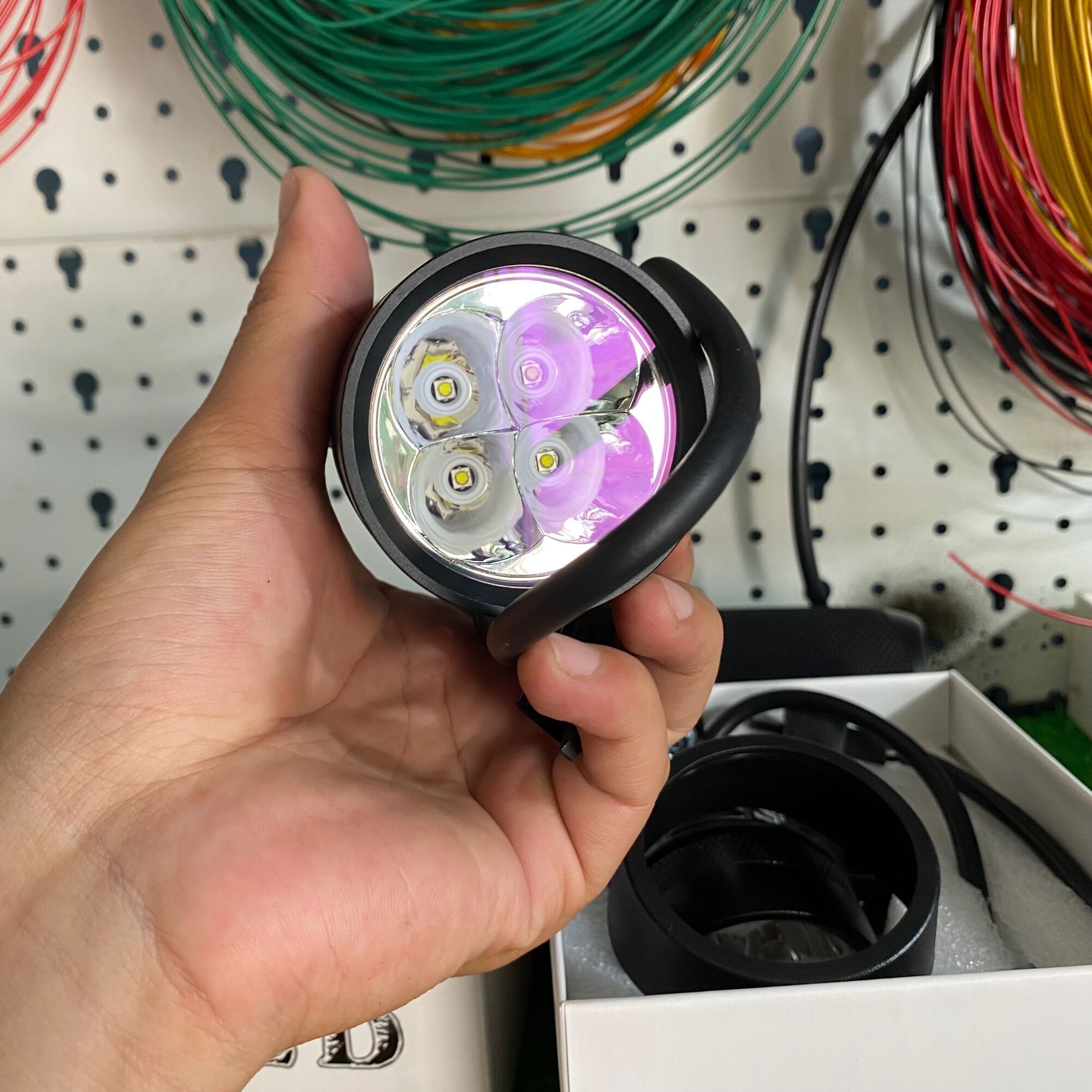 Đèn trợ sáng l4x f1 sst20 kính tím siêu gom