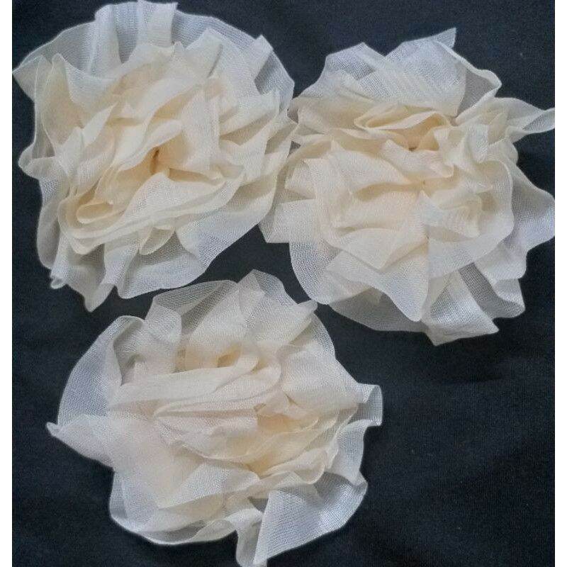 Hoa cài trang trí lên áo