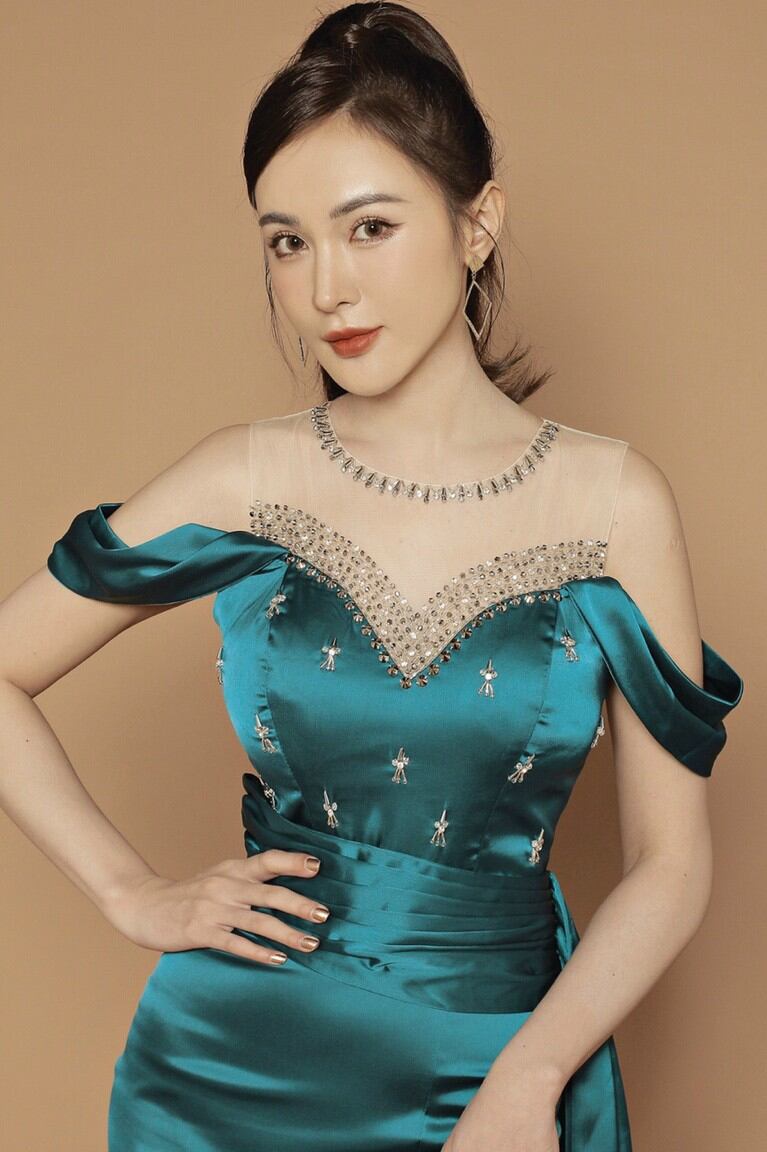 Đầm dạ hội rớt vai kết hạt vòng cổ siêu sang