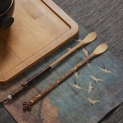 Muỗng tre múc bột Trầm, lùa trà.