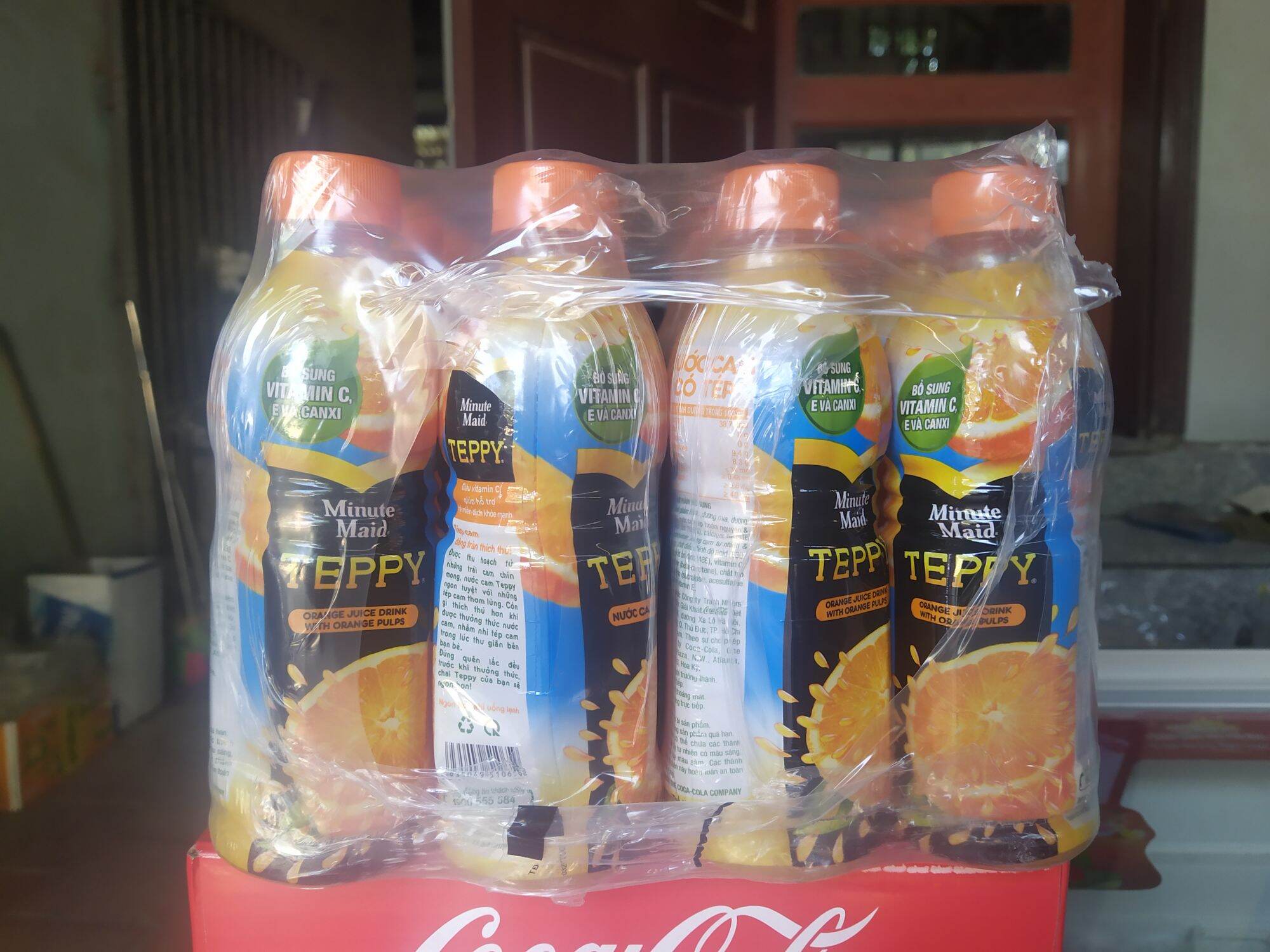 Thùng nước cam ép có tép Teppy Cocacola chai 327ml x 24 chai