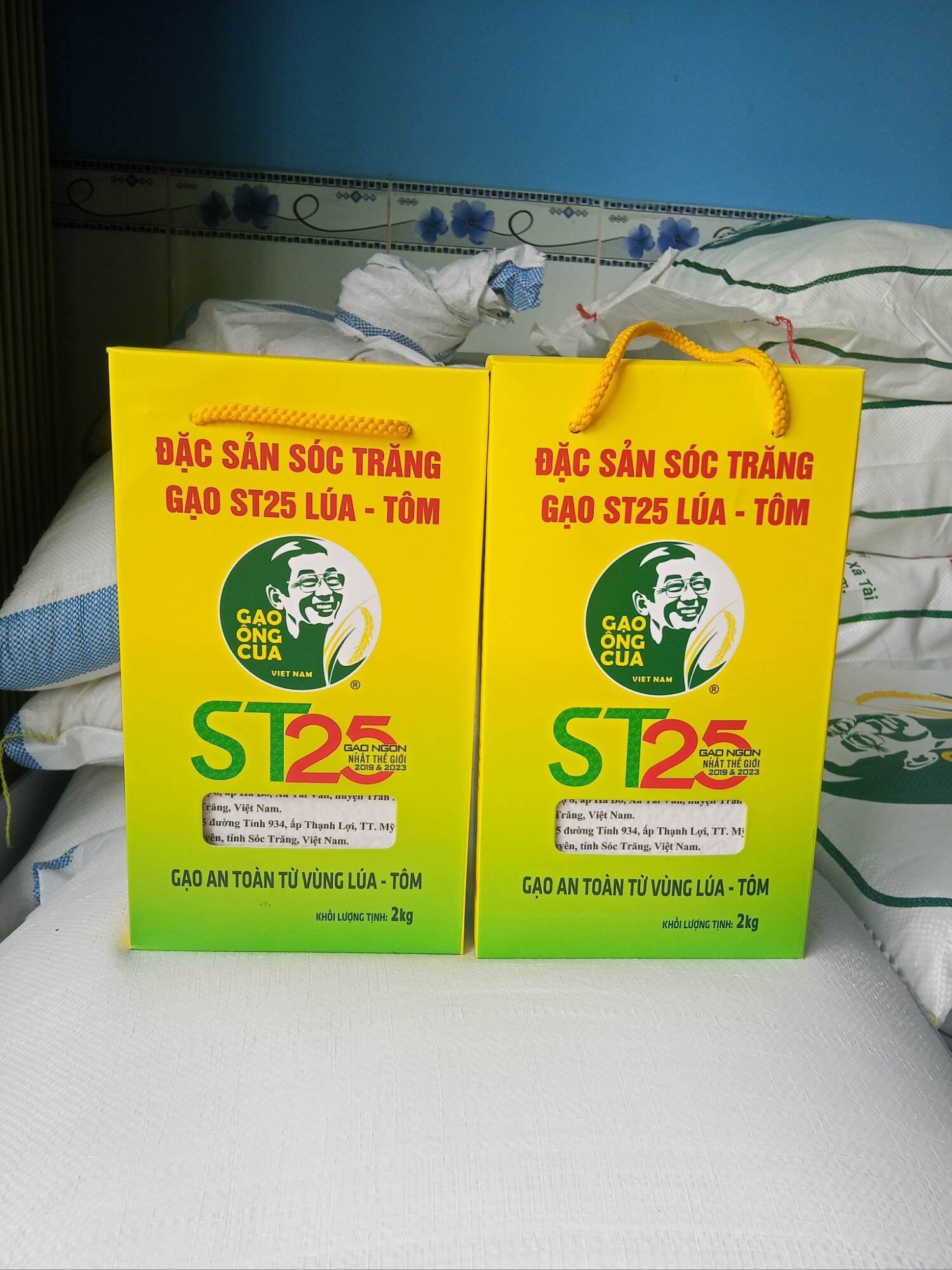 Gạo ST25 LÚA TÔM của kỹ sư Hồ Quang Cua - 4kg (gồm 2 hộp 2Kg) Hút chân không- không phân bón, thuốc trừ sâu
