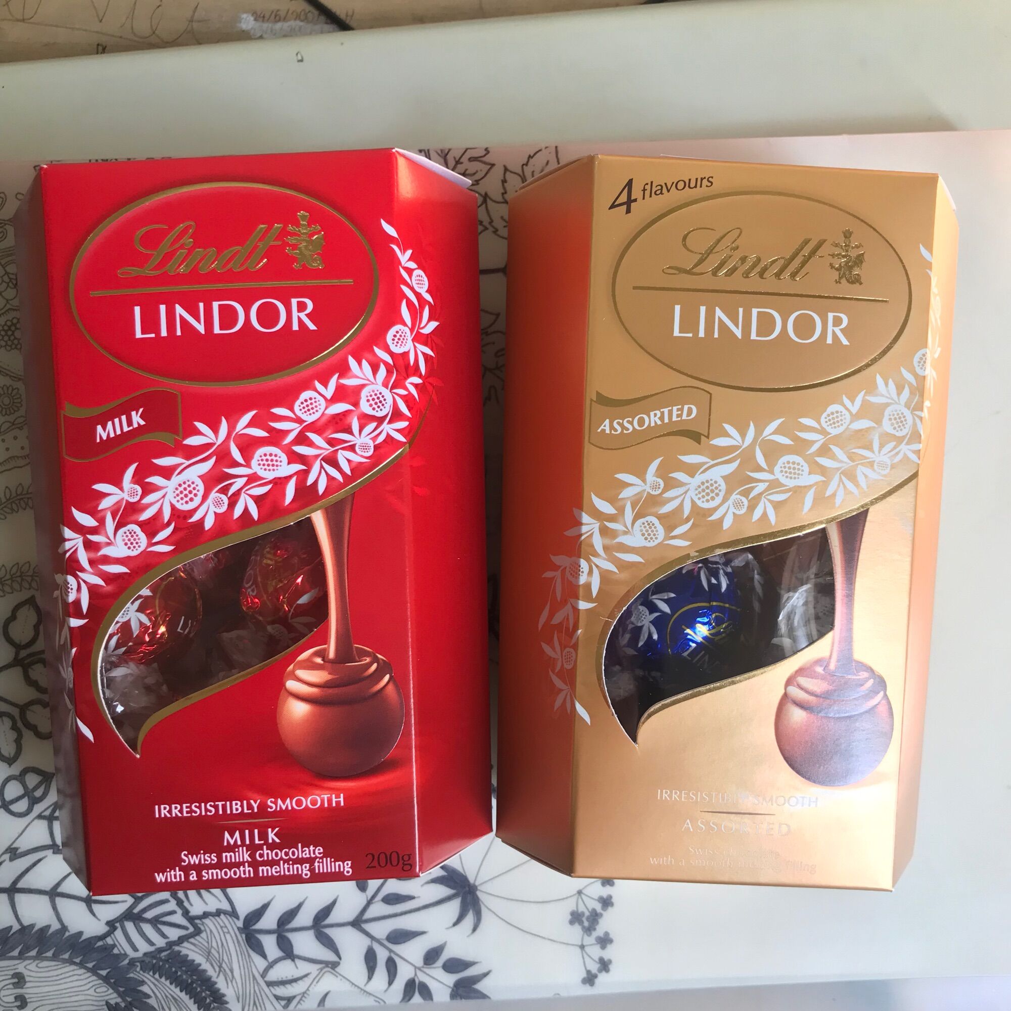 Socola Lindt Lindor Cornet Milk/Assorted Hộp 200g