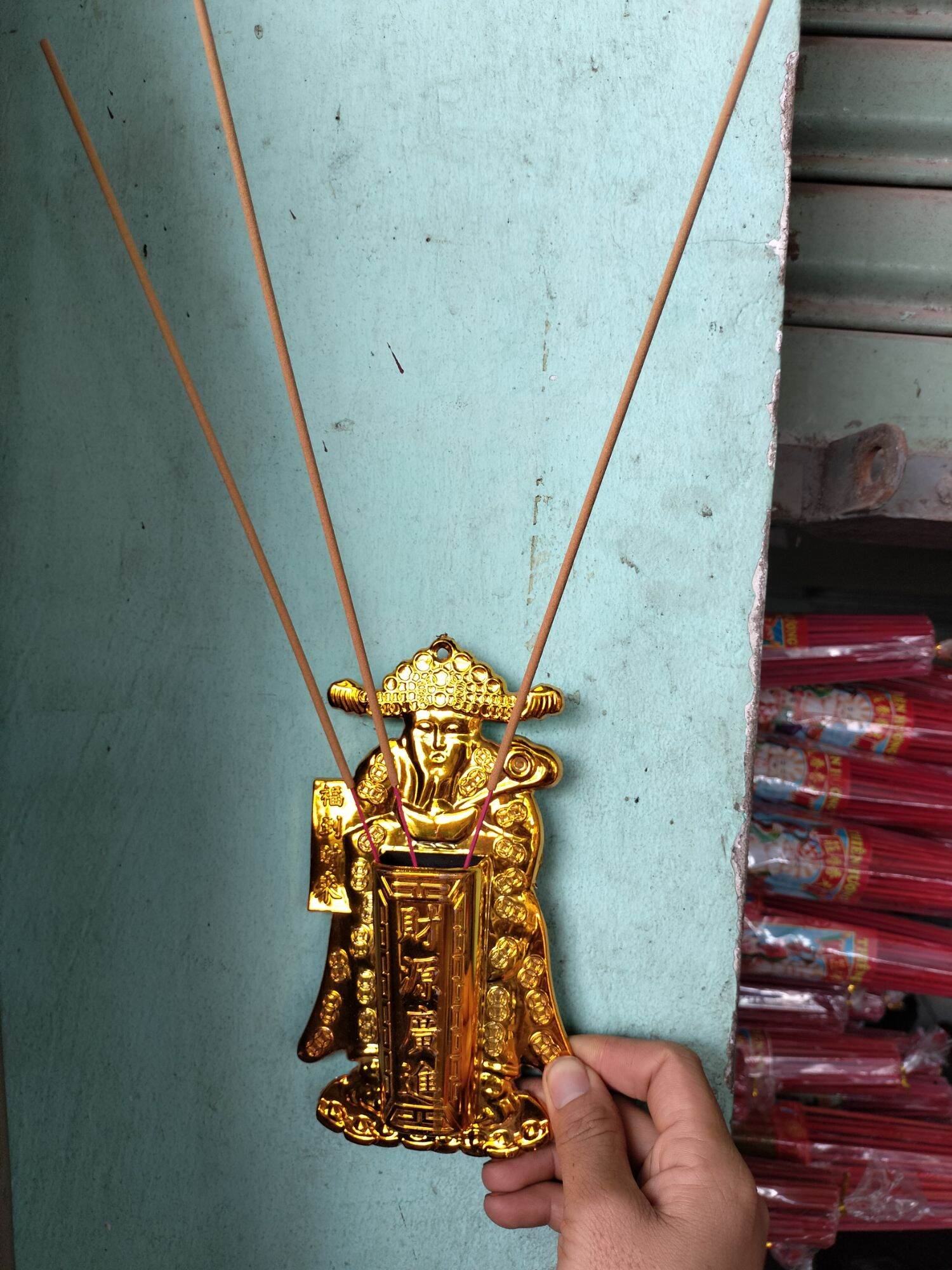 Cắm nhang dán tường