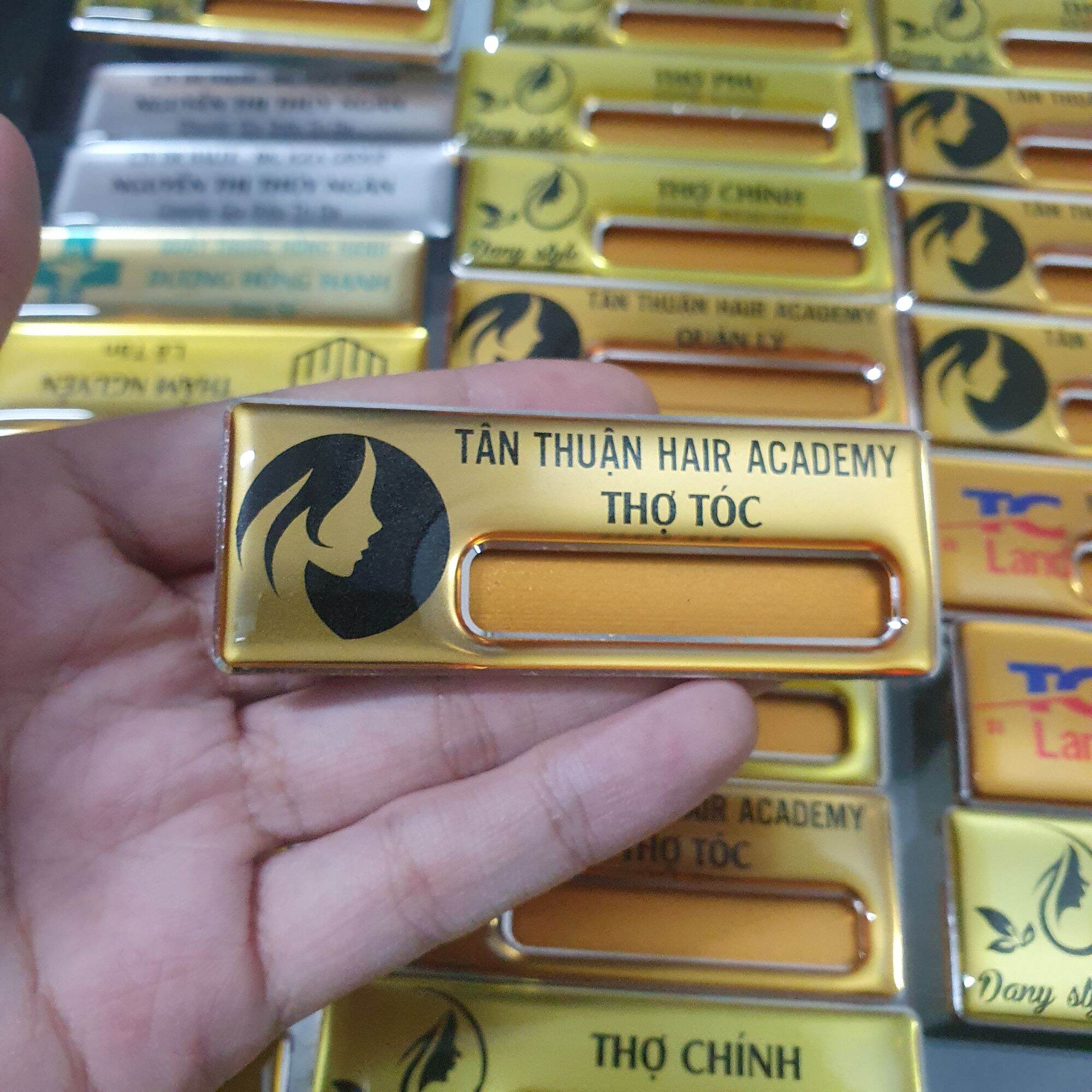 Bảng tên nhân viên thay tên được