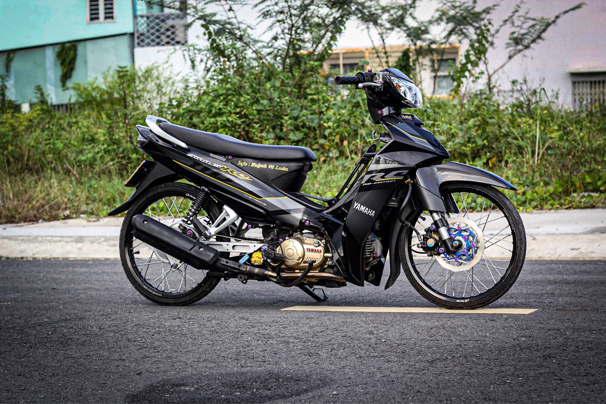 Tem sirius RC chỉ vàng