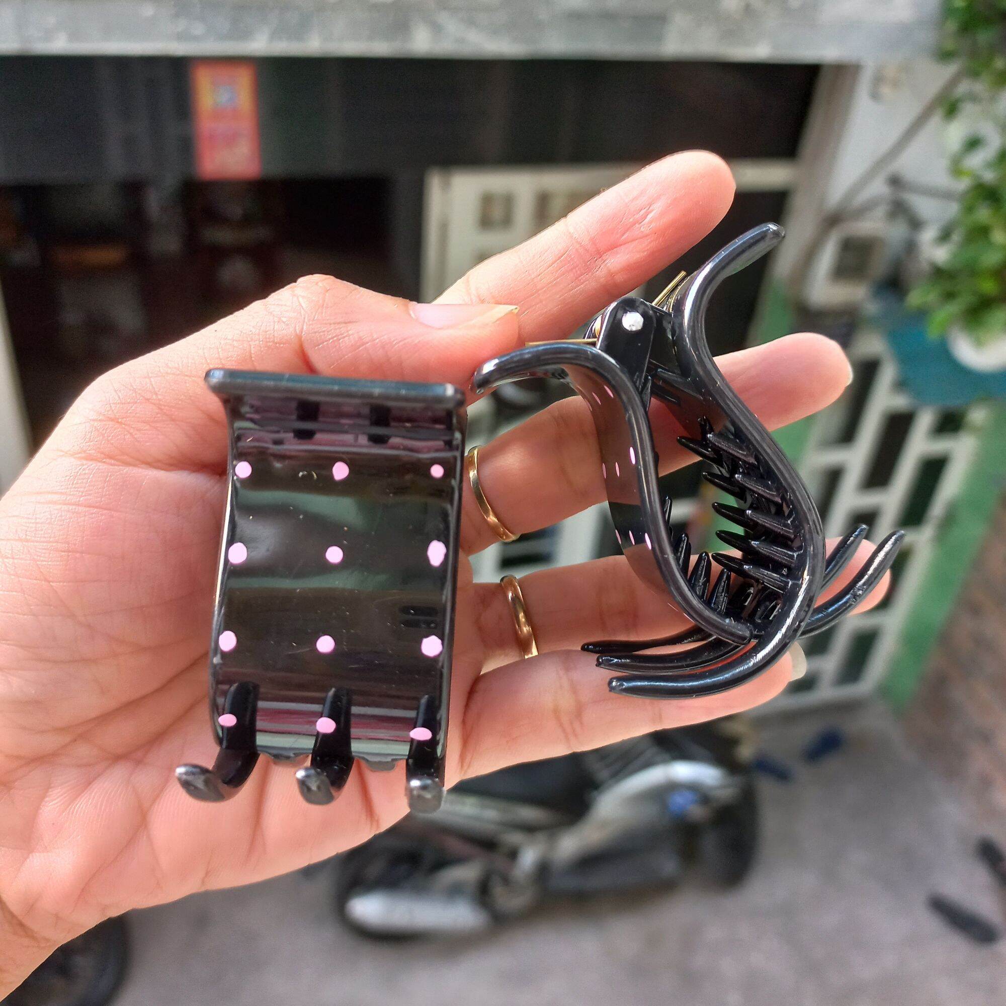 Kẹp tóc 5 răng đen chấm bi màu dễ thương